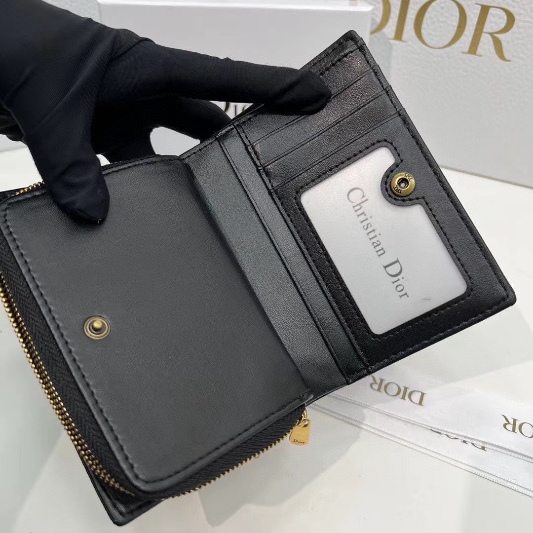 DIOR WALLET รุ่นใหม่ล่าสุด! กระเป๋าสตางค์ใบกลาง รับทรัพย์ จากแบรนด์ DIOR หนังสวยหรู ตกแต่งกิมมิคด้วยตัวห้อย D ด้านหน้า