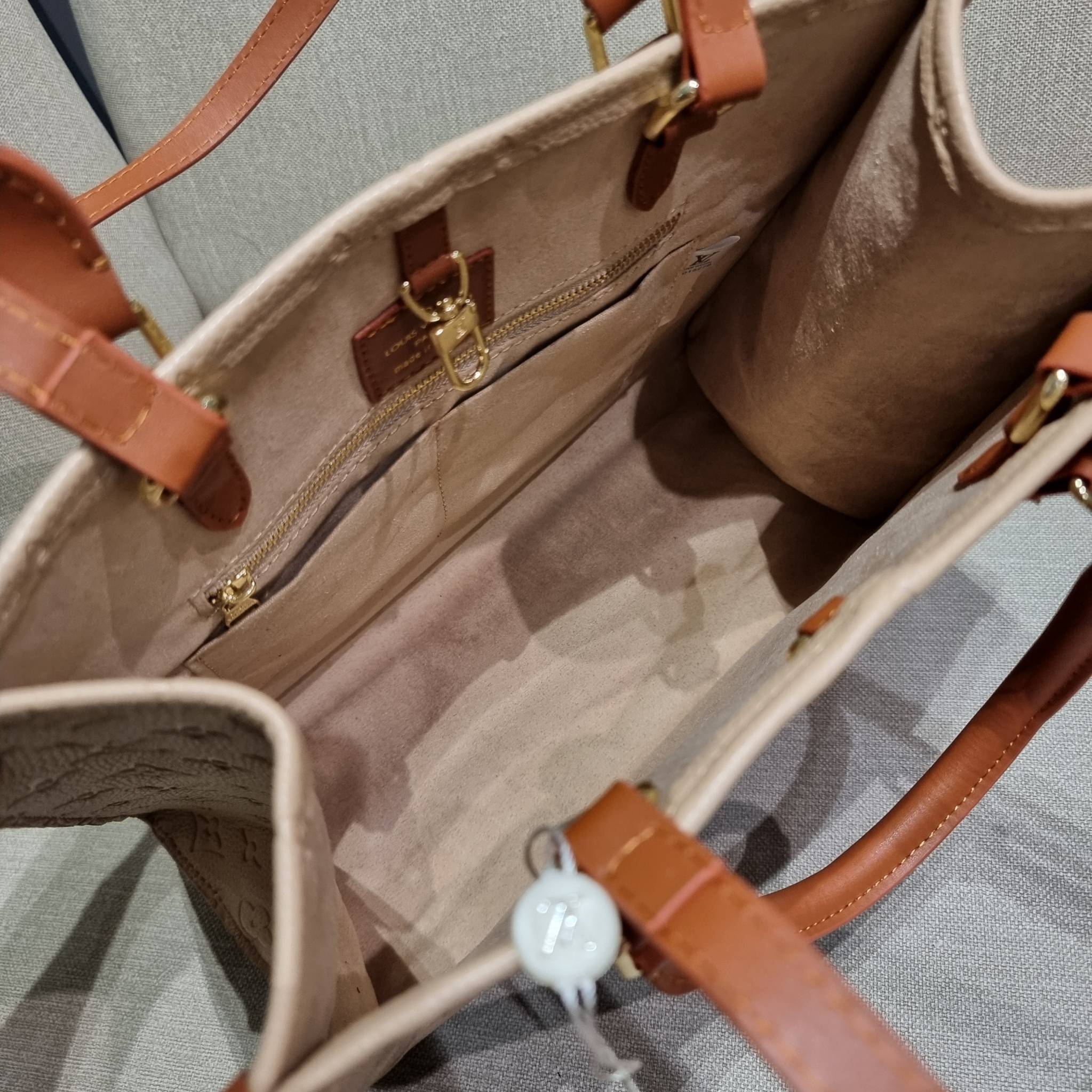 LV crossbody tote bag / LV Shopping Bag ดีไซน์สวยคม สมราคา ดูแพงไปอีก ด้วยดีเทลลายของหนัง crossgrain กระเป๋าทรงโท้ทคลาสสิค ผู้ดียืนหนึ่ง โทนสีใช้งานง่าย แมทช์ได้ทุกลุค มาพร้อมหูจับในตัว แบบหูหิ้ว และหูยาวสำหรับสะพายไหล่ เก๋มาก ชิคมาก ภายในโล่งกว้างมาก มีอ