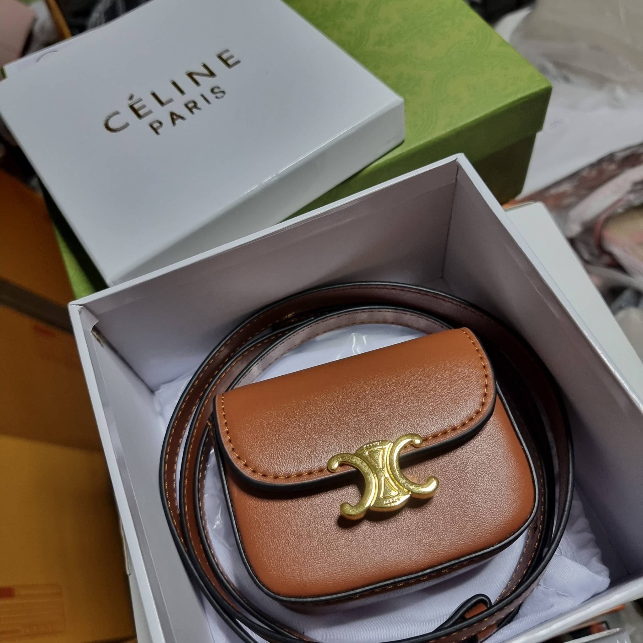CELINE TRIOMPHE MINI BAG แรร์ไอเท็ม สีลิมิเต็ดในไซส์มินิ กับกระเป๋าสะพายที่เล็กแต่ปังมาก!! ดีเทลเรียบแต่หรู วัสดุหนังแท้ สีคลาสสิค เปิด-ปิดด้วยกระดุมแน่นหนา ภายในเป็นช่องโล่ง สายสะพายถอดได้ ปรับได้ตามชอบ ใบนี้สามารถใส่บัตร ใส่ธนบัตรได้ พกเป็นกระเป๋าสตางค์