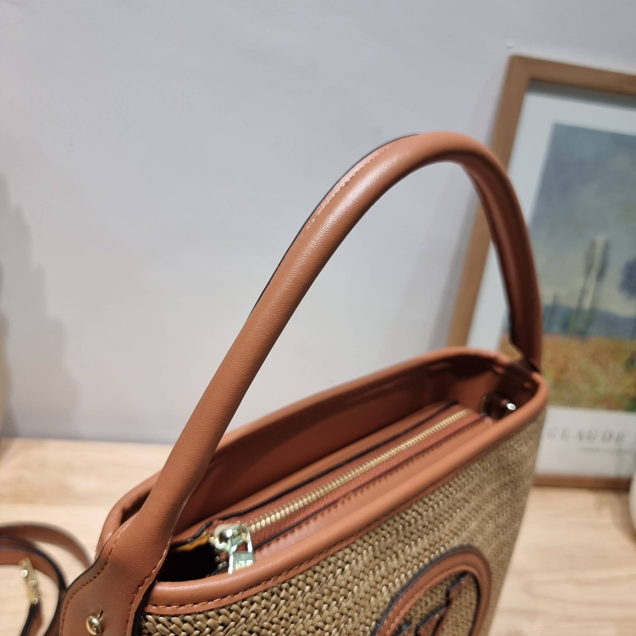 LV PETIT BUCKET BAG ไอเท็มเอ็กซ์คลูซีพจัดมาให้สาวๆโดยเฉพาะ!! กับกระเป๋าสะพายรุ่นลิมิเต็ดหายาก รูปทรงสวยงามสานเต็มใบ และยังโดดเด่นด้วยโลโก้ สีโทนอุ่น