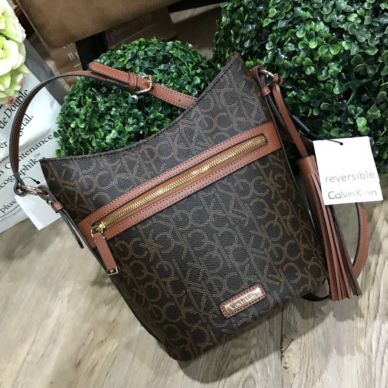 Calvin Klein CrossBody Bag Y2019 Newvin! กระเป๋าสะพายหนังสวยอยู่ทรง ลาย Signature แบรนด์รอบใบ ทรงถัง เปิดปิดด้วยซิป ด้านหน้าประดับโลโก้แบรนด์ อะไหล่ทอง ขนาดกำลังดี น้ำหนักเบา ภายในกว้าง ซับในพิมพ์แบรนด์ ใส่ wallet ยาวได้ พร้อมสายยาว ปรับได้ Crossbodyได้ค่