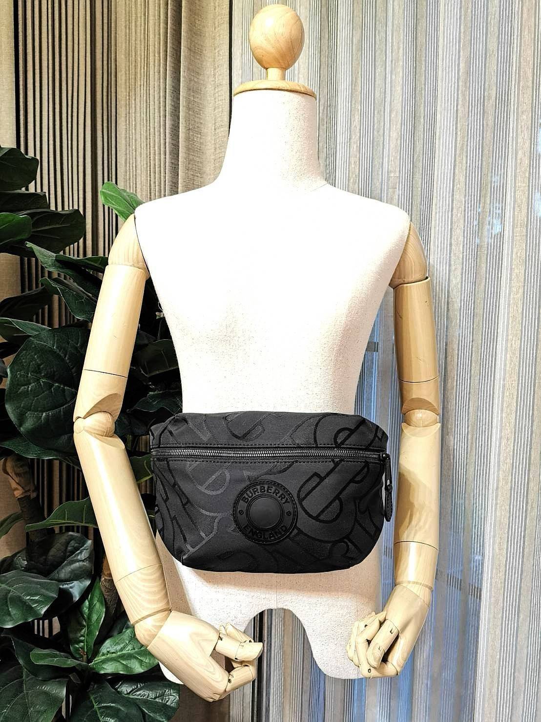 BURBERRY FRAGRANCES MONOGRAM BELT BAG VIP GIFT WITH PURCHASE (GWP) กระเป๋าพรีเมี่ยมกิ๊ฟ Limited จากน้ำหอม BURBERRY วัสดุ100%POLYAMIDE (Nylon & Canvas) น้ำหนักเบามีโลโก้ด้านหน้าเปิดปิดด้วยซิปหัวซิปแบรนด์ ด้านหลังมีช่องซิป ภายในมีโลโก้ใช้ใส่มือถือ กระเป๋าสต