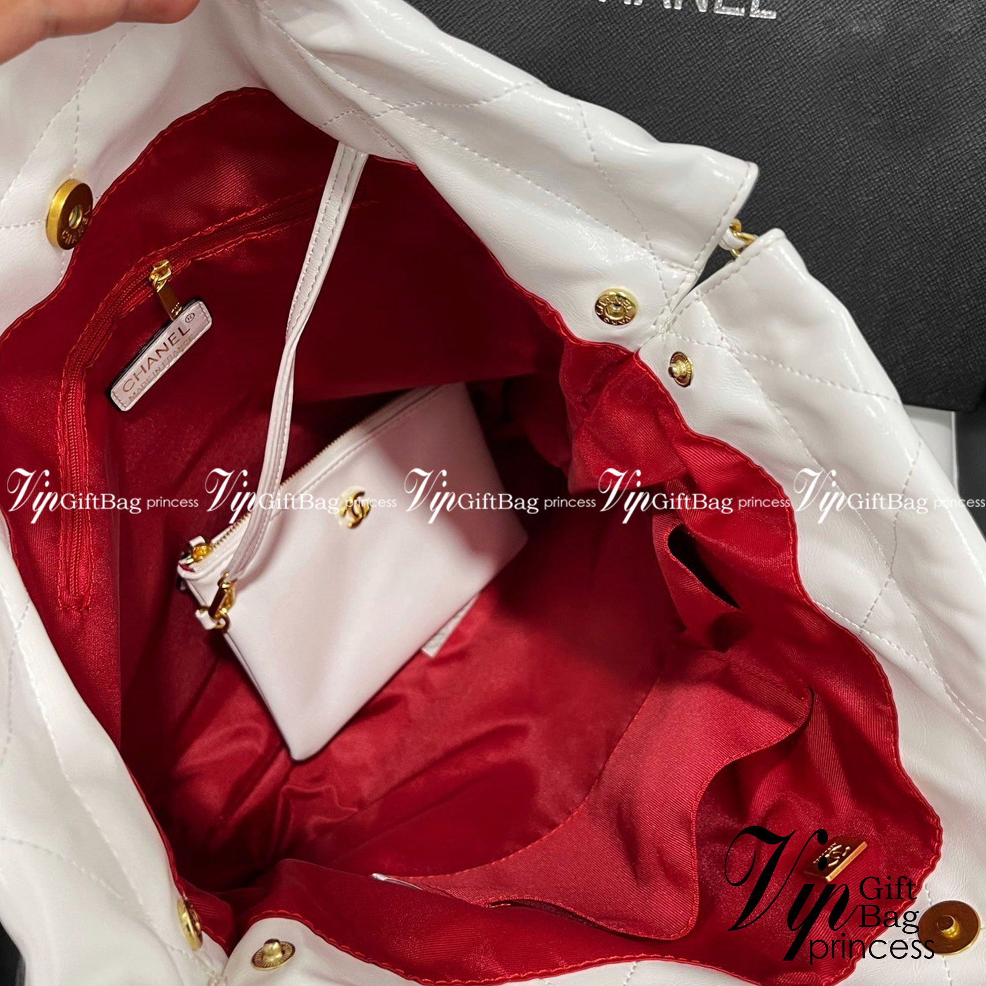 Chanel ss22 Logo CC shopping tote / Chanel 22 handbag มาแรงที่สุดในตอนนี้ก็คือรุ่นนี้เลย ใช้งานง่ายรุ่นนี้สามารถใช้ได้ทั้งผู้หญิงและผู้ชายน้า เกินต้านที่สุดกับไอเท็มนี้ ที่สาวๆหรือใครๆก็ต้องมีแล้ว!! แค่เห็นก็หลงรัก กระเป๋าทรงสวย