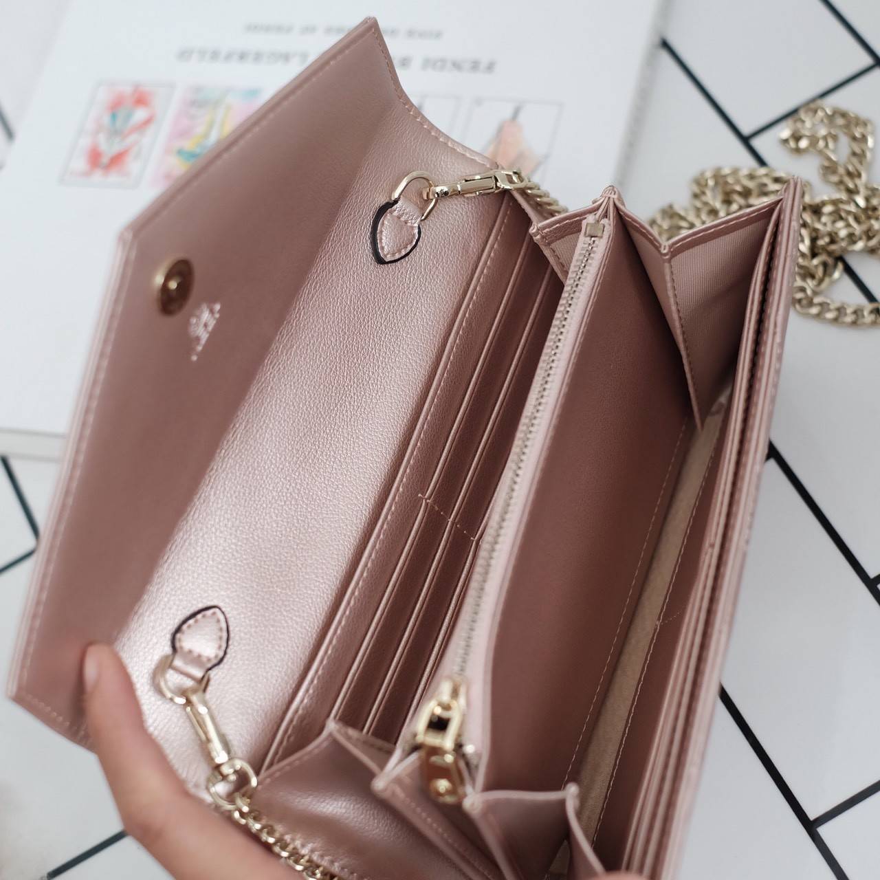สาวๆมีกระเป๋าสตางค์ยาวแบบ3in1 หยิบมาถือสะพายจบในใบเดียวกันหรือยัง ! ใบนี้ แนะนำเลย 📌หนังวัวแท้ สวยมาก 📌จะใช้เป็นกระเป๋าสตางค์ หรือจะถอดสายถือเป็น คลัช หรือสะพาย Cross body ชิลๆ ก้อได้เลย