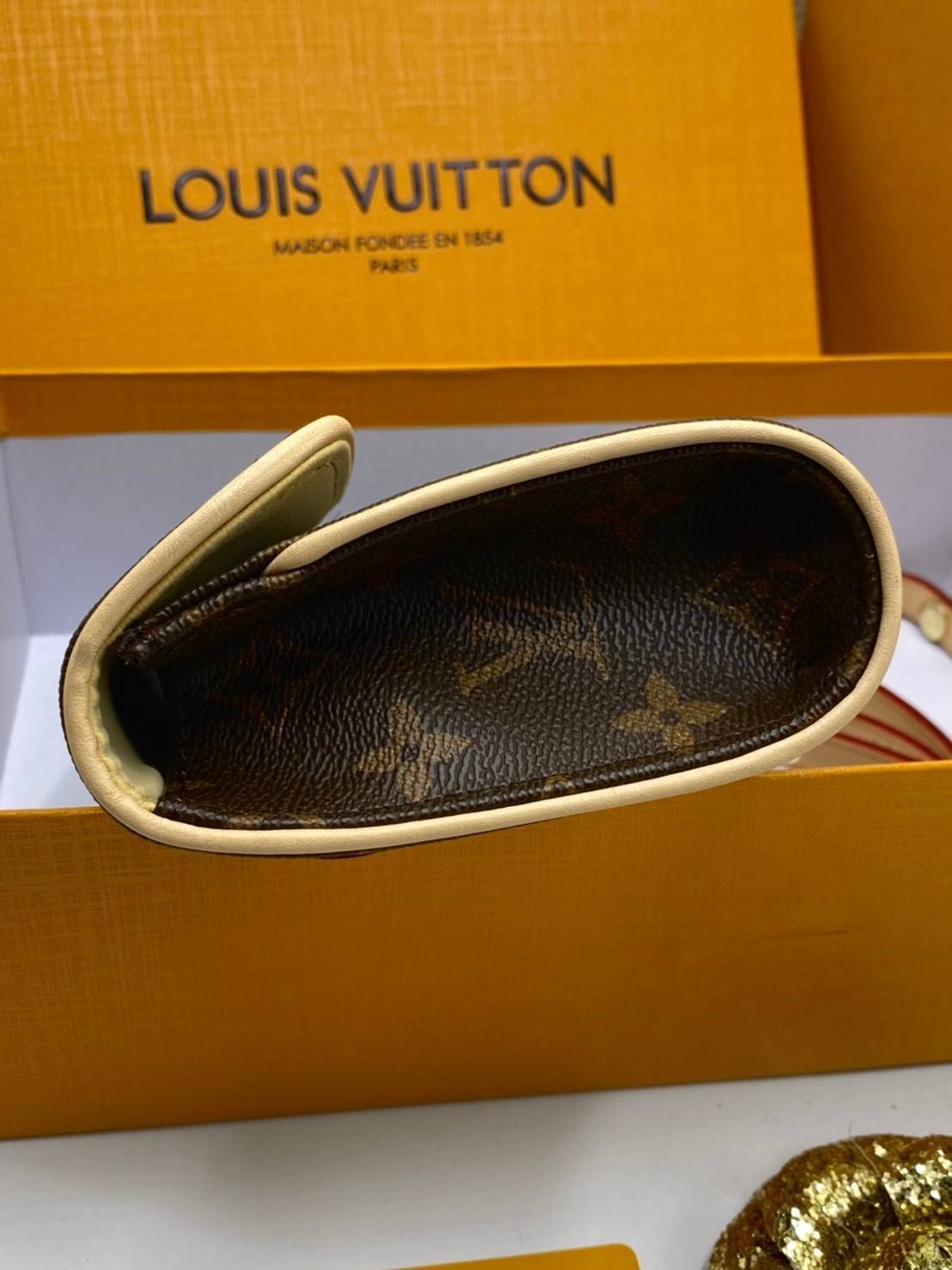 พรีเมี่ยมกิ๊ฟแท้ 100% 】พร้อมส่งที่นี่ที่เดียว VIP gift Louis Vuitton Mono Pouchette Florentine Belt Bag กระเป๋าคาดเอวหนังแท้สุดหรู มีจำกัดนะคะ