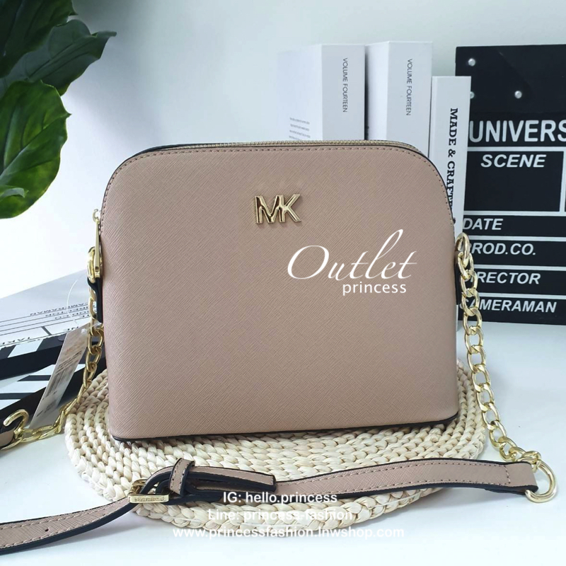 MICHEAL KORS CHAIN CROSSBODY BAG กระเป๋าสะพายแบรนด์ดังทรงสุดฮิตหนัง SAFFIANO ทั้งใบ ด้านหน้าประดับโลโก้แบรนด์ MK สีทอง ขนาดกำลังดี เปิดปิดด้วยซิปสะดวกใช้ ภายในบุผ้าแบรนด์ มีช่องซิปและช่องใส่มือถือ ด้านหลังมีช่องใส่ของจุกจิก อีกหนึ่งช่องพร้อมกระดุมแม่เหล็ด