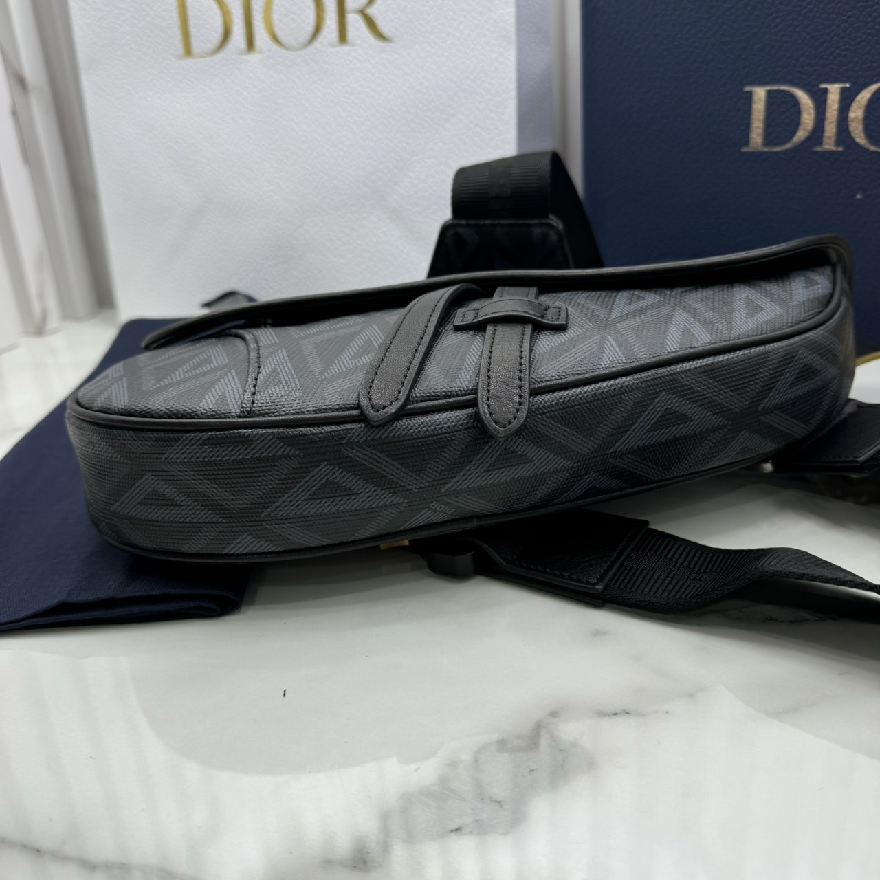 DIOR Saddle Bag CD Diamond canvas and smooth leather กระเป๋าคาดอก หรือสะพายไหล่ได้ สไตส์แบรนด์หรู รูปแบบใหม่ของ CD คลาสสิก เกรดออริ 1:1 ใช้งานต่างประเทศได้