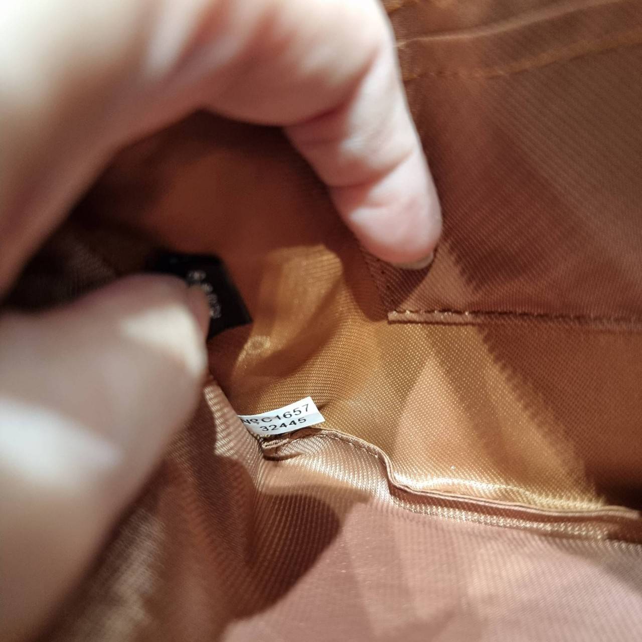 COACH 32445 SMALL WRISLET IN COLORBLOCK SIGNATURE CANVAS คอลเลคชั่นคัลเลอร์บล็อคสวยหรู ในรูปแบบกระเป๋าคล้องมือ ขนาดพกพา ไซส์กำลังสวยมากๆ พกง่ายไปเลยจ้า วัสดุหนังแคนวาส ตัดหนังแท้ ภายในโล่ง มีช่องใส่บัตร ตอบโจทย์สาวๆที่ไม่ชอบความพะรุงพะรัง พกใบนี้คือสะดวกส