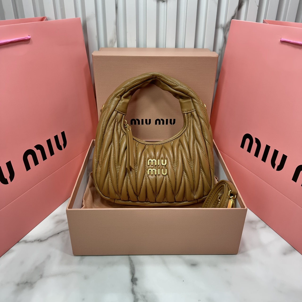 ORI หนังแท้ | MIU MIU Wander matelassé nappa leather hobo bag Small 22cm กระเป๋าสะพายทรงโฮโบ คิ้วท์สุดปัง ลุคลูกคุณหรูหราด้วยดีไซน์จับจีบนูนลวดลายเป็นเอกลักษณ์ หูจับในตัว ถือแบบเลิศๆ หรือจะใส่สายสะพายข้างก็ได้อีกลุค