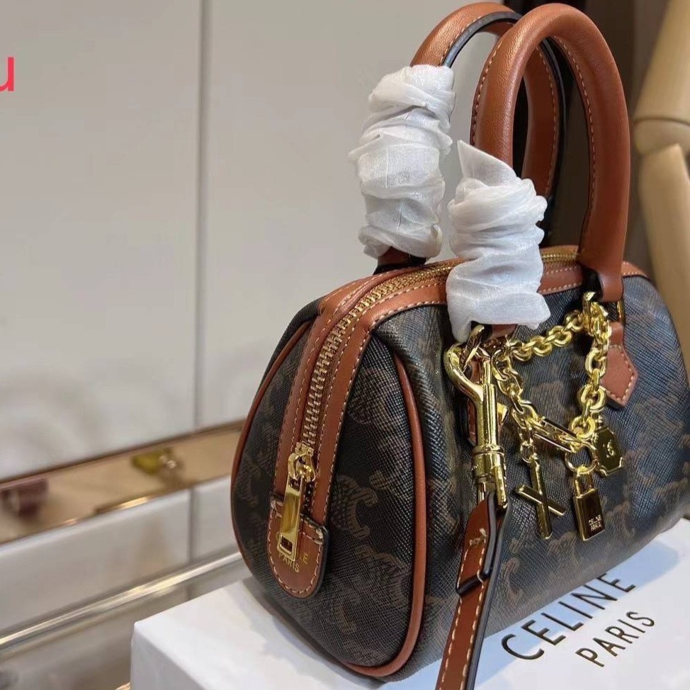 CELINE MINI BOSTON BAG IN TRIOMPHE CANVAS กระเป๋าทรงบอสตันไซส์มินิน่ารัก ประดับสายโซ่สีทอง พร้อมตัวห้อยตกแต่งสวยหรูโดดเด่น