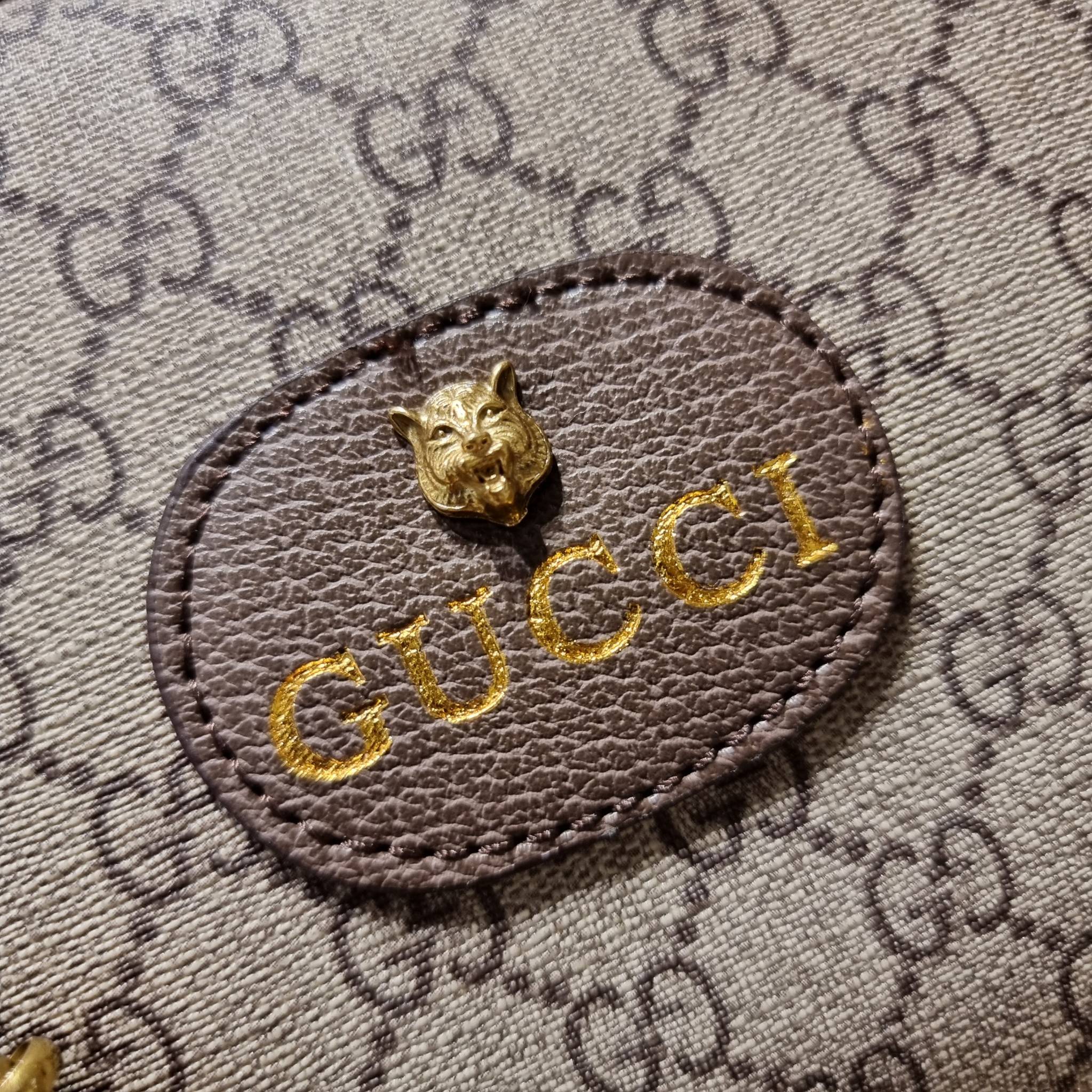 VIP 】GC STRAP SHOULDER BAG กระเป๋าสะพายข้างวีไอพีจากเคาน์เตอร์ duty free วัสดุหนังแคนวาสทนทาน ทรงสวย โดดเด่นตรงสายสะพายสีสดใสเป็นเอกลักษณ์ ตัดกันกับกระเป๋าได้อย่างลงตัว เปิด-ปิดกระเป๋าด้วยซิป รูดใช้งานง่าย ภายในโล่งกว้าง มีช่องแยกให้ ใส่ของสำคัญได้สบายๆ ส