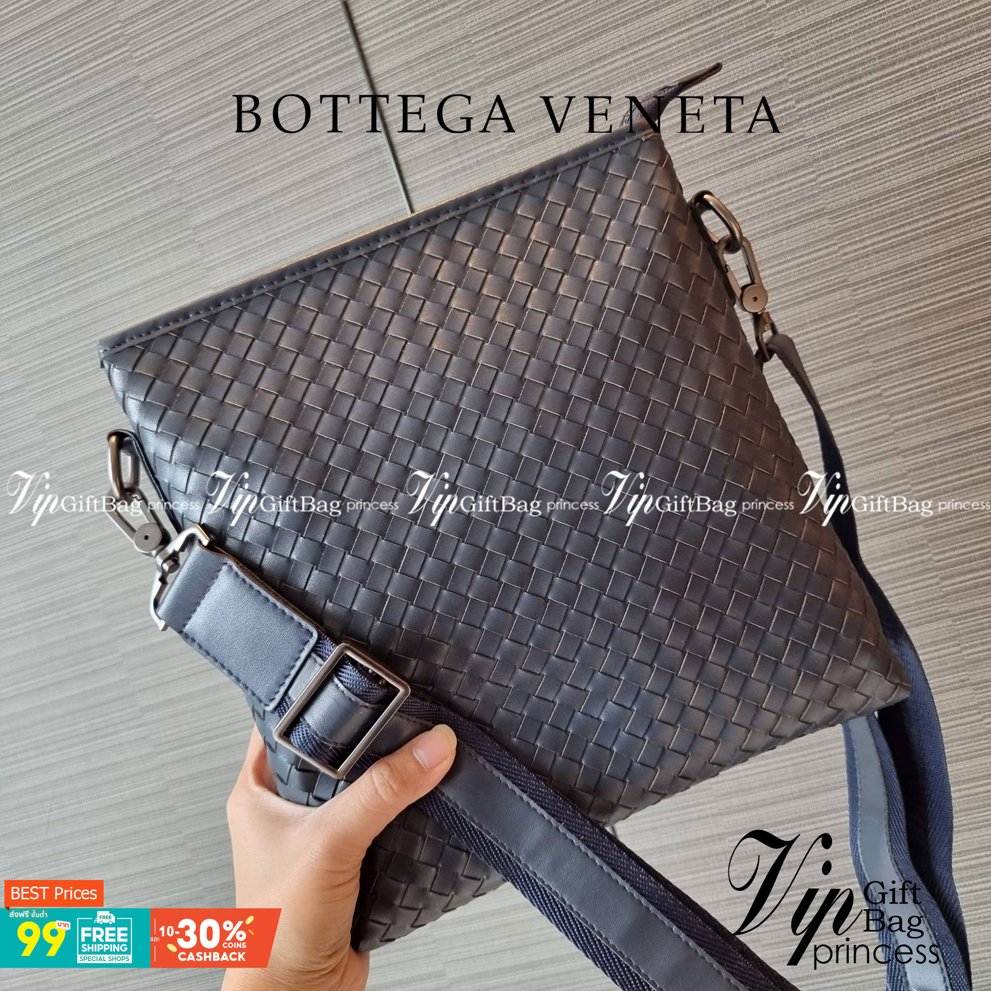 VIP 】อีกหนึ่งไอเท็มเด็ดที่หนุ่มๆรอคอย กระเป๋าสะพายข้างทรงแมสเซนเจอร์ B.ottega venata vip bag ดีไซน์คลาสสิคเอกลักษณ์ ลายสานเรียบหรู ดูแพง ทรงผู้ดี หล่อไปอีก อัพลุคไปอีก วัสดุหนังวัวเต็มใบ เปิด-ปิดด้วยซิป ภายในโล่งกว้างใส่ของได้ครบถ้วนสิ่งสำคัญ สายสะพายปรับ