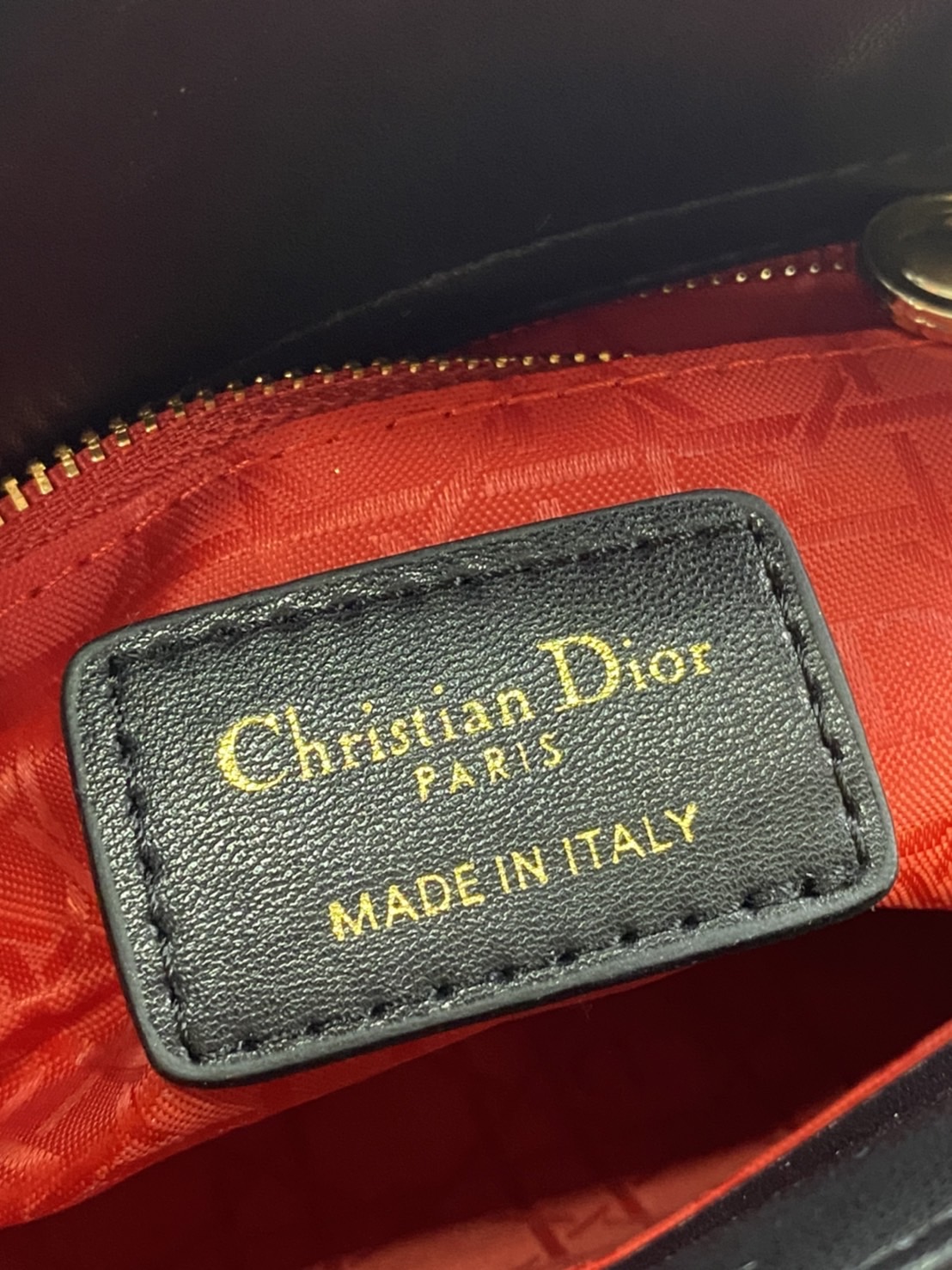 หนังแท้ DIOR LADY BAG 20cm ความสง่างามอีกหนึ่งรุ่นของ Dior รูปทรงสีเหลียม ขนาดกระทัดรัด ตั้งอยู่ทรง ฐานกระเป๋าแข็งแรง มีหมุดรองฐาน ดีไซน์ที่มีเอกลักษณ์เฉพาะตัว ด้านหน้าตกแต่งด้วยตัวอักษร D.I.R ห้อยเป็นพวงกุญแจ จะถือด้วยมือหรือสะพายไหล่ก็ดูดีมากๆ ค่ะ