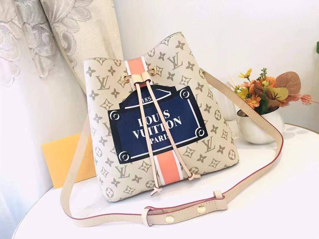 LV neonoe monogram canvas สีใหม่ อีกหนึ่งรุ่นท็อปฮิต ที่ไม่มีไม่ได้จริงๆ กับกระเป๋าสะพายทรงบัคเก็ตใบใหญ่ โดดเด่นและเป็นเอกลักษณ์ด้วยการตกแต่งลายพิมพ์เฉพาะลงบนผืนหนัง