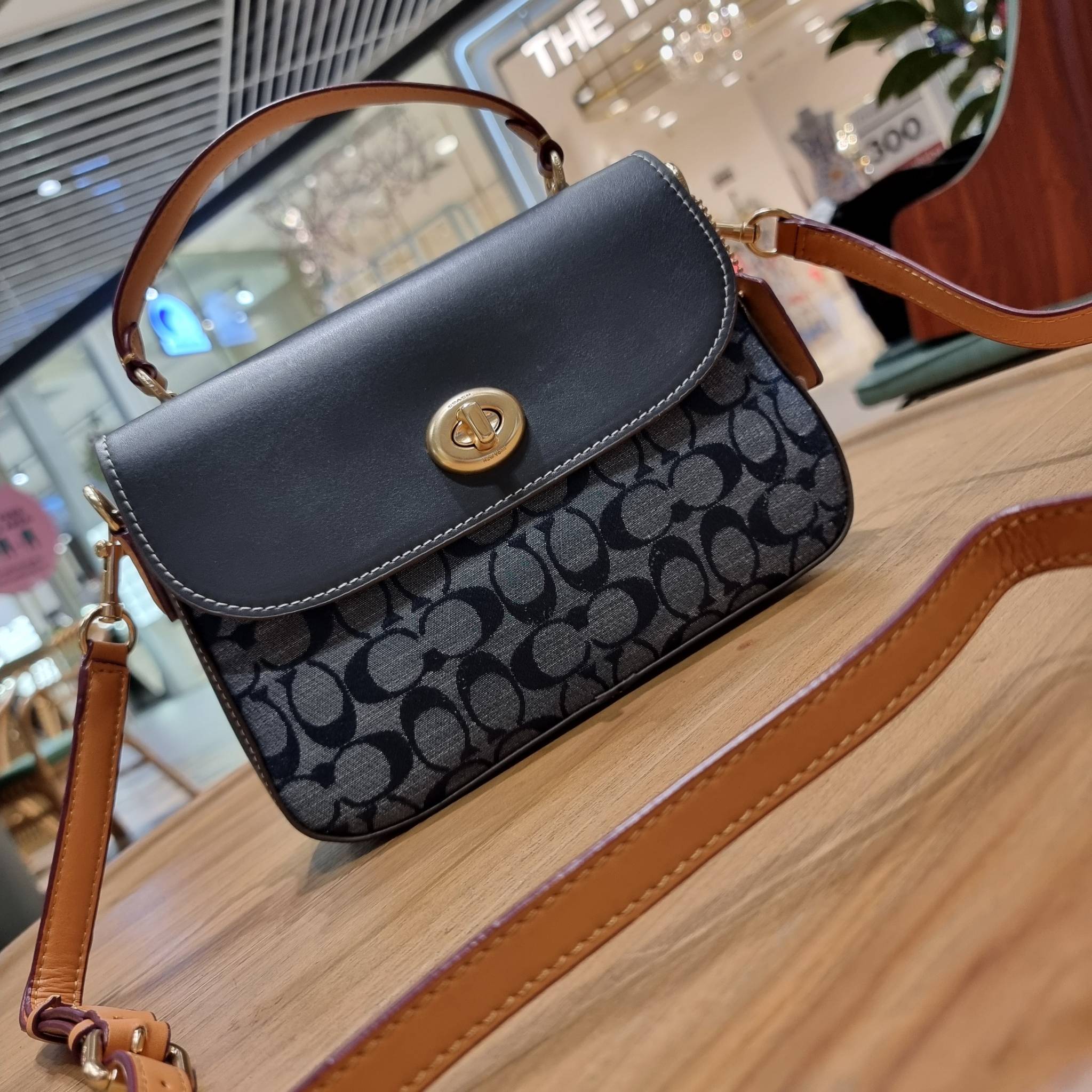 COACH C4921 MARLIE TOP HANDLE SATCHEL IN SIGNATURE CHAMBRAY กระเป๋าถือ/สะพายข้าง มีดีไซน์ยูนีค โดดเด่น ตกแต่งโลโก้ด้านข้างอะไหล่ทอง วัสดุผ้าแชมเบรย์ ทอเส้นลายสวย เปิด-ปิดด้วยตัวล็อคแน่นหนา ภายในเป็นช่องโล่ง ใส่ของได้ครบครัน มาพร้อมหูจับในตัวและสายสะพายข้า