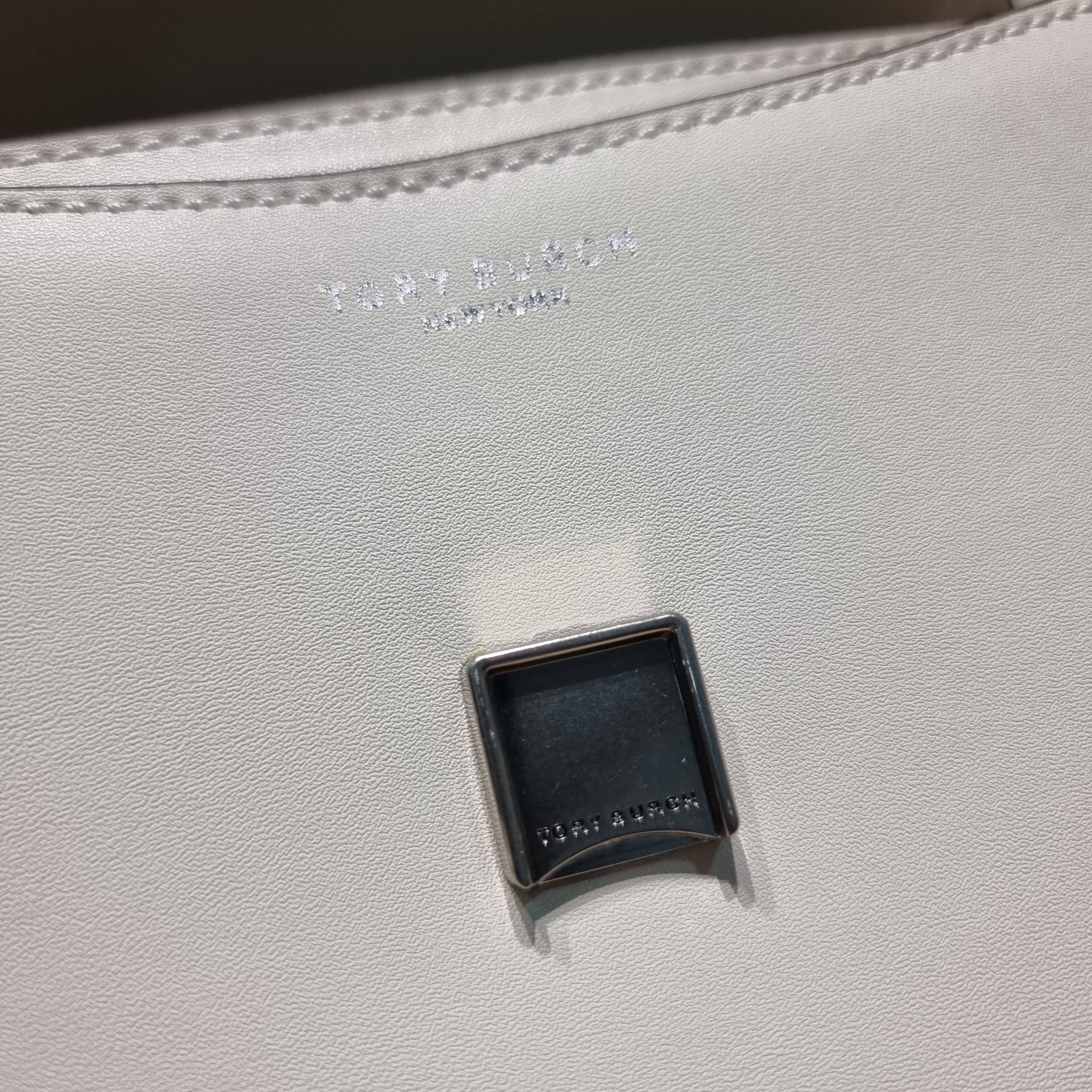 TORY BURCH BRITTEN STUDDED CROSSBODY BAG / Tory Britten Small Adjustable Shoulder Bag คอลเลคชั่นผู้ดี ดีไซน์ใหม่ล่าสุด กระเป๋าสะพายตัวท็อป ที่ตกแต่งด้วยโลโก้และหมุดสวยงาม