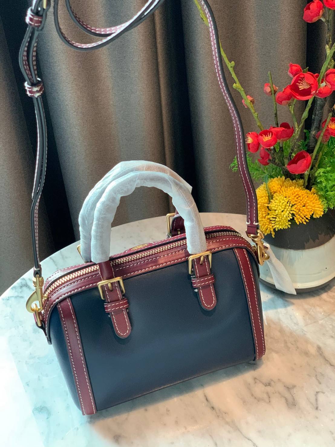 TORY BURCH T Monogram Color-block Barrel Duffle พร้อมส่งที่ไทย สวยก่อนใคร ใบใหญ่ ใส่จุไปเลยจ้าา😘 ✔️กระเป๋าทรงหมอน วัสดุหนังแท้ชั้นดีที่สุด หนังเรียบนิ่มสวย ✔️เปิดปิดกระเป๋าด้วยซิปคู่แบบมีหนังห้อย ภายในกว้างมากสำหรับไซด์นี้ หายห่วงไปเ