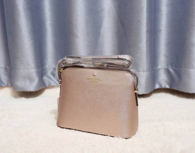 KATE SPADE CEDAR STREET MANDY แบรนด์ดังจากอเมริกาสุดฮิต กระเป๋าขนาดน่ารัก สะพายข้าง หนัง saffiano ภายในลายสวยเก๋สีทองเรียบหรู ทรงแข็งอยู่ทรง MUST HAVE!!