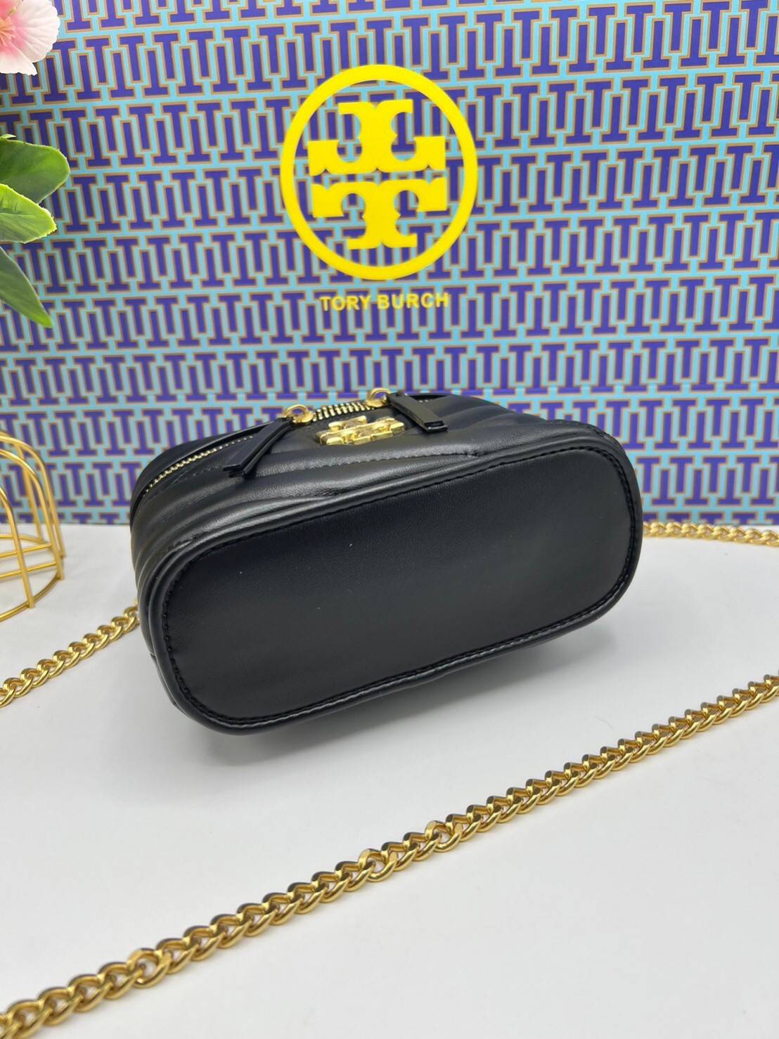 TORY BURCH Kira Chevron Mini Vanity Case Bag กระเป๋าถือ/สะพาย ใส่เครื่องสำอางค์ ใส่ของใช้จำเป็นได้ ทรงกล่องสวย ที่สามารถใช้เป็น everyday bag สะพายได้ทุกวัน