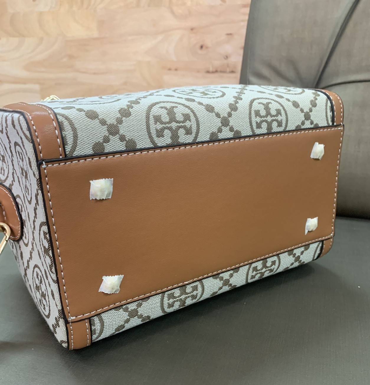 mini TORY BURCH FACTORY MONOGRAM JACQUARD BOSTON BAG กระเป๋าทรงหมอนรุ่นใหม่ล่าสุดจาก TORY BURCH FACTORY วัสดุ Woven Jacquard & Leather ในลาย Jacquard จะถือหรือสะพายก็สวยหรู ทรง Boston อะไหล่ทอง