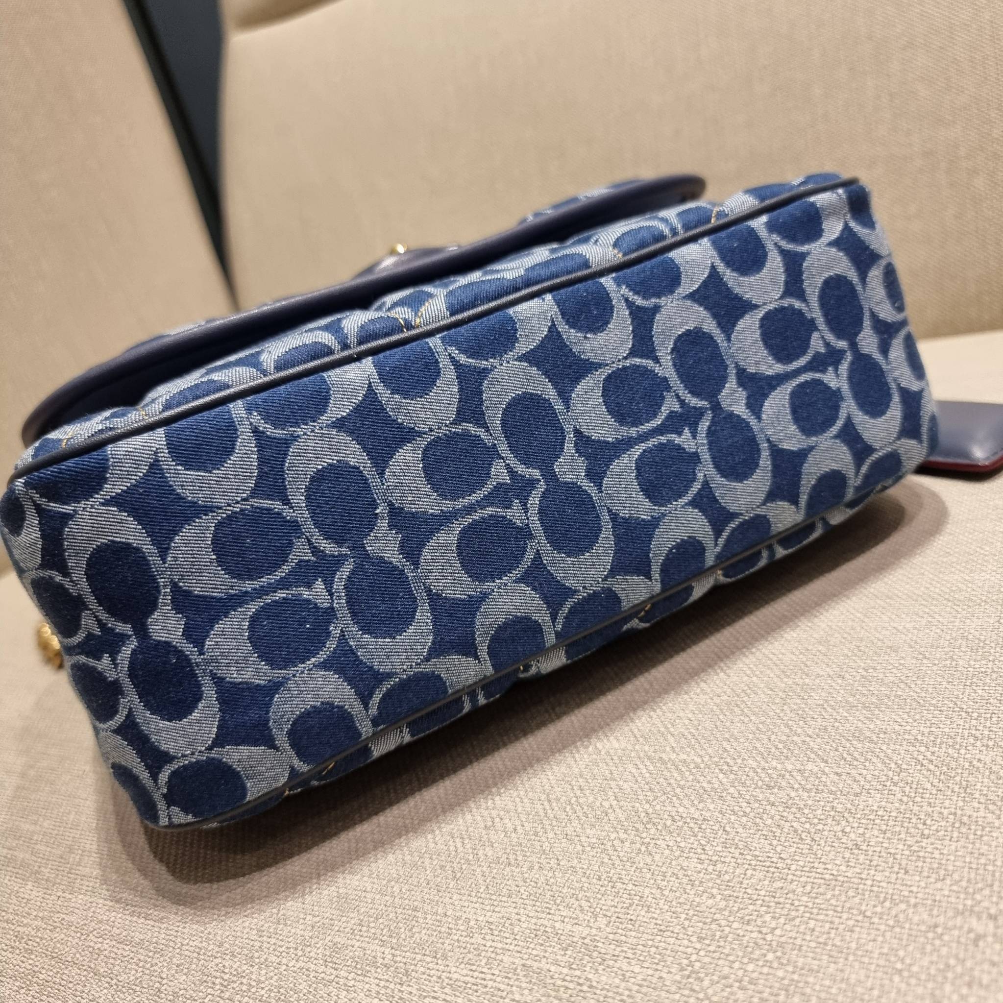 COACH CA104 PILLOW MADISON SHOULDER BAG IN SIGNATURE DENIM WITH QUILTING หรูหราที่หนึ่งต้องยกให้เลย กับไอเท็มนี้ กระเป๋าสะพายดีไซน์สุดล้ำ เดินเส้นสวยคม วัสดุผ้าเดนิม สวยเฉียบ ดูแพง เปิด-ปิดด้วยตัวบิดล็อค ใช้งานสะดวก ด้านหลังมีช่องเก็บของจุกจิกได้ ภายในแบ่