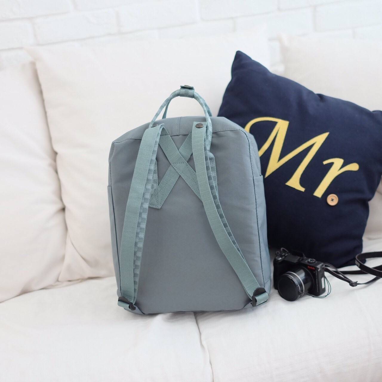 Kanken backpack กระเป๋าเป้สุดฮิต คุณสมบัติมีความทนทานสูงและสามารถกันน้ำ ทำจากเส้นใยพิเศษ เรียกว่า Vinylon-F มีซิปกลางที่เปิดเข้าไป ส่วนข้างในกระเป๋า ด้านในจะมีโฟมสำหรับรองแผ่นหลัง สะพาย สะพายสบายค่ะ เหมาะเป็นกระเป๋าเป้ที่สะพายไปโรงเรียน วันว่างสบายๆ หรือเ