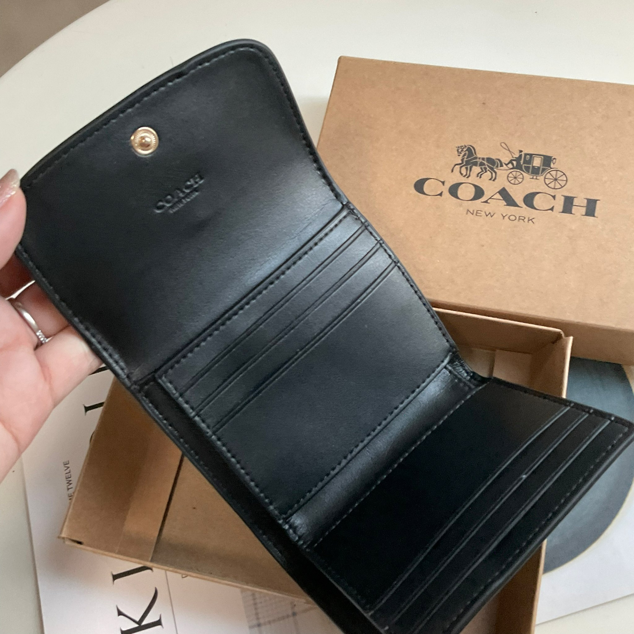 COACH SMALL WALLET IN SIGNATURE CANVAS กระเป๋าสตางค์ใบสั้น แบบพับสามตอน เปิดปิดด้วยกระดุมปั้มแบรนด์ ด้านในมีช่องใส่บัตรหลายช่อง และช่องใส่ธนบัตร ด้านหลังมีช่องซิปเหรียญอีกหนึ่งช่อง น้ำหนักเบา พกพาสะดวก อะไหล่เงาสุดหรู ห้ามพลาดค่ะ!