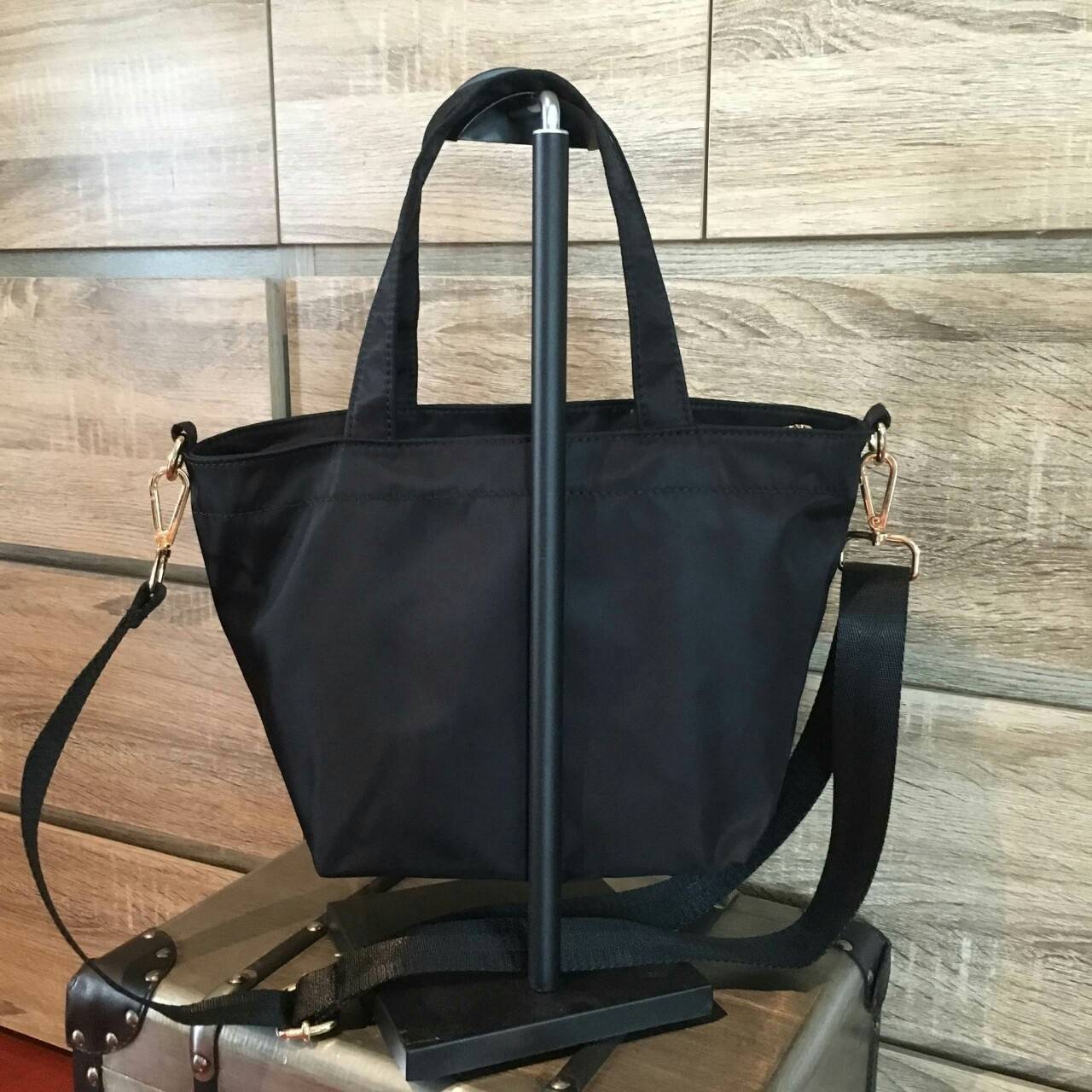 Restock! must have now!! สำหรับกระเป๋าอเนกประสงค์ ทรง MiniTOTE จากแบรนด์ PRADA เป็น กระเป๋าผ้าไนล่อน ตามแบบฉบับของแบรนด์เลย ใบนี้มีสายยาวให้ค่ะ เลิศมาก สะพายเป็น shoulder bag หรือ ถือได้คะ ด้านหน้าเป็นลายหมี ปั๊กกลิ้ตเตอร์ + logo brand ใช้แล้วสวยมากๆ อะไห