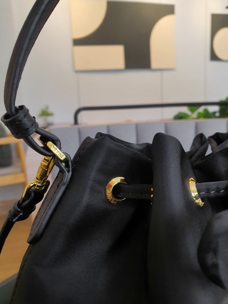 Prada Nylon Bucket Bag Black ใครๆก็หลงรัก **ทรงขนมจีบน่ารัก 🐰 กระเป๋าผ้า PRADA NYLON SILK เนื้อหนา ตัวกระเป๋าอยู่ทรงสวย ซับในอย่างดี จุดเด่นคือ กระเป๋าสามารถ จุของได้เยอะมาก น้ำหนักเบา