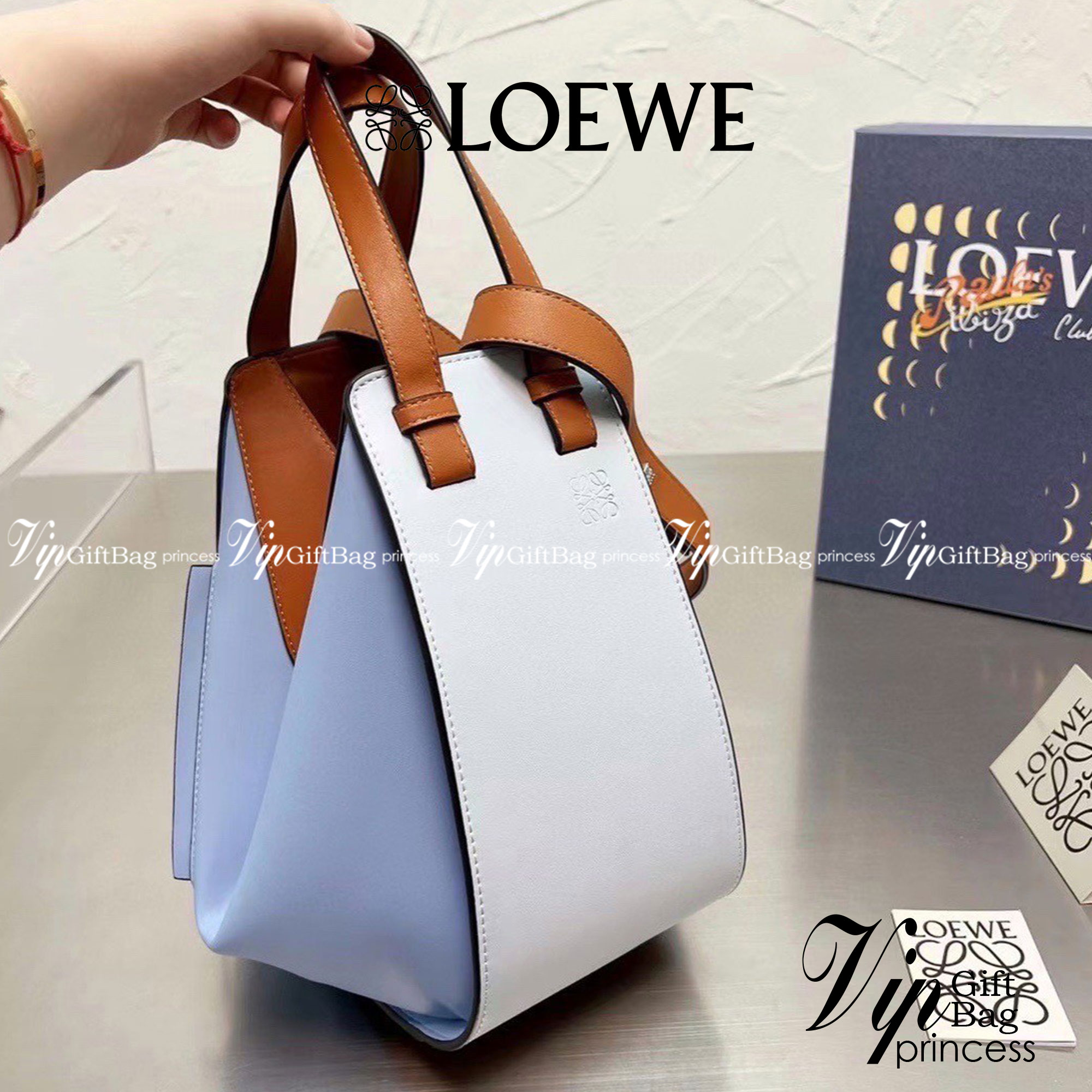Loewe Hammock Bag / Loewe Small Hammock Leather Bag กระเป๋าถือหรือสะพาย รุ่น Rare items สุดๆ หนังสวยดีไซน์มีเอกลักษณ์ ใบขนาดกำลังดี น้ำหนักเบา สามารถปรับได้หลายทรง ด้านข้างมีซิปปรับขยายได้ ภายในโล่งกว้าง ใส่กระเป๋าสตางค์ กล้อง มือถือ ของใช้ได้เยอะ หูหิ้วห