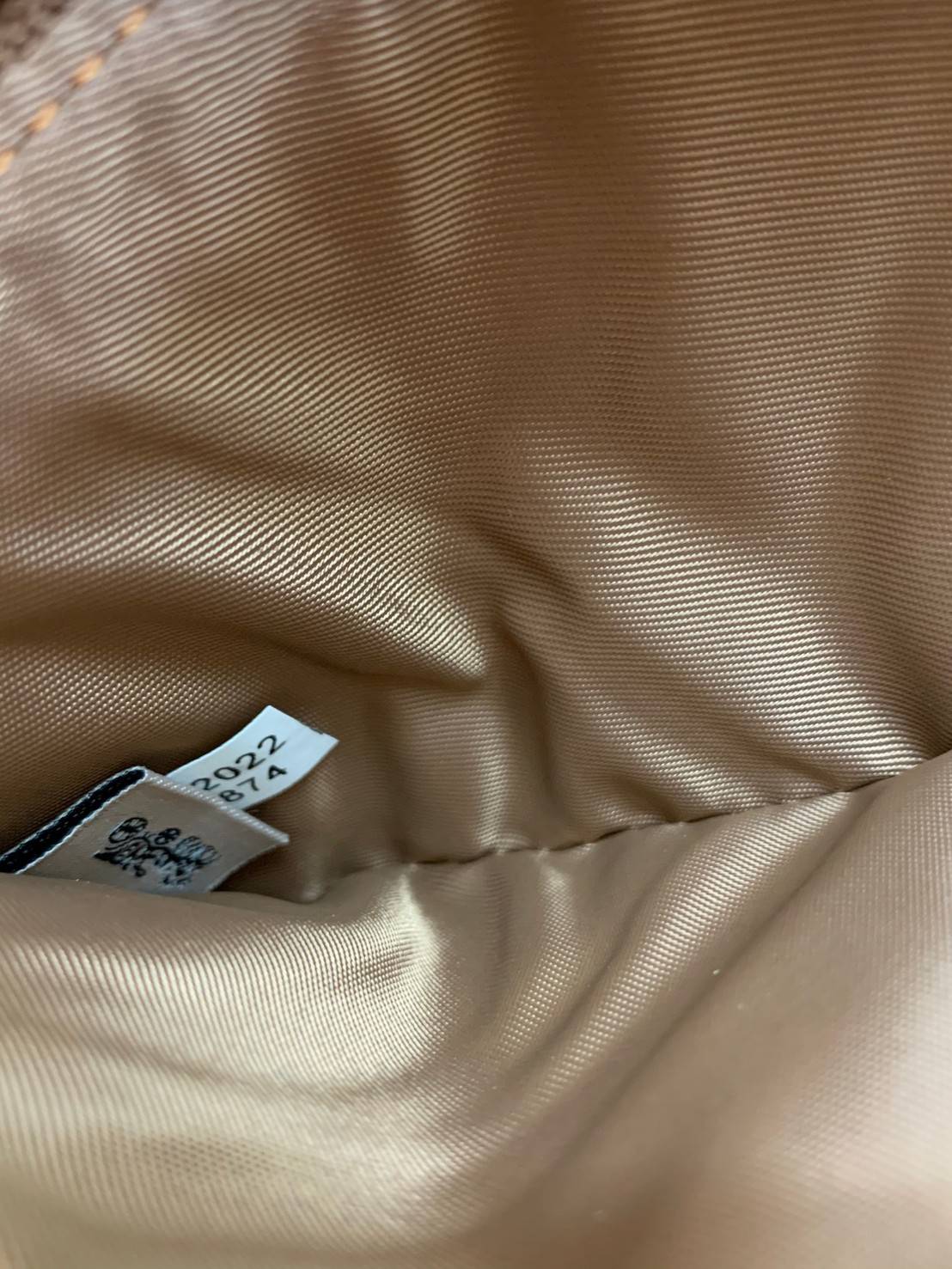 พร้อมส่งครบ 5 สี กระเป๋าสตางค์ที่สาวๆต้องมีติดตัวค่าา😘 COACH TECH WALLET IN COLORBLOCK SIGNATURE ((C2874)) ✔️กระเป๋าเงินใบยาว หนังแท้ พร้อมสายคล้องมือในตัวค่ะ ✔️เปิดปิดด้านหน้าแบบฝากระดุม ภายในมีช่องใส่ธนบัตร2ช่อง ;สามารถใส่มือถือ ip