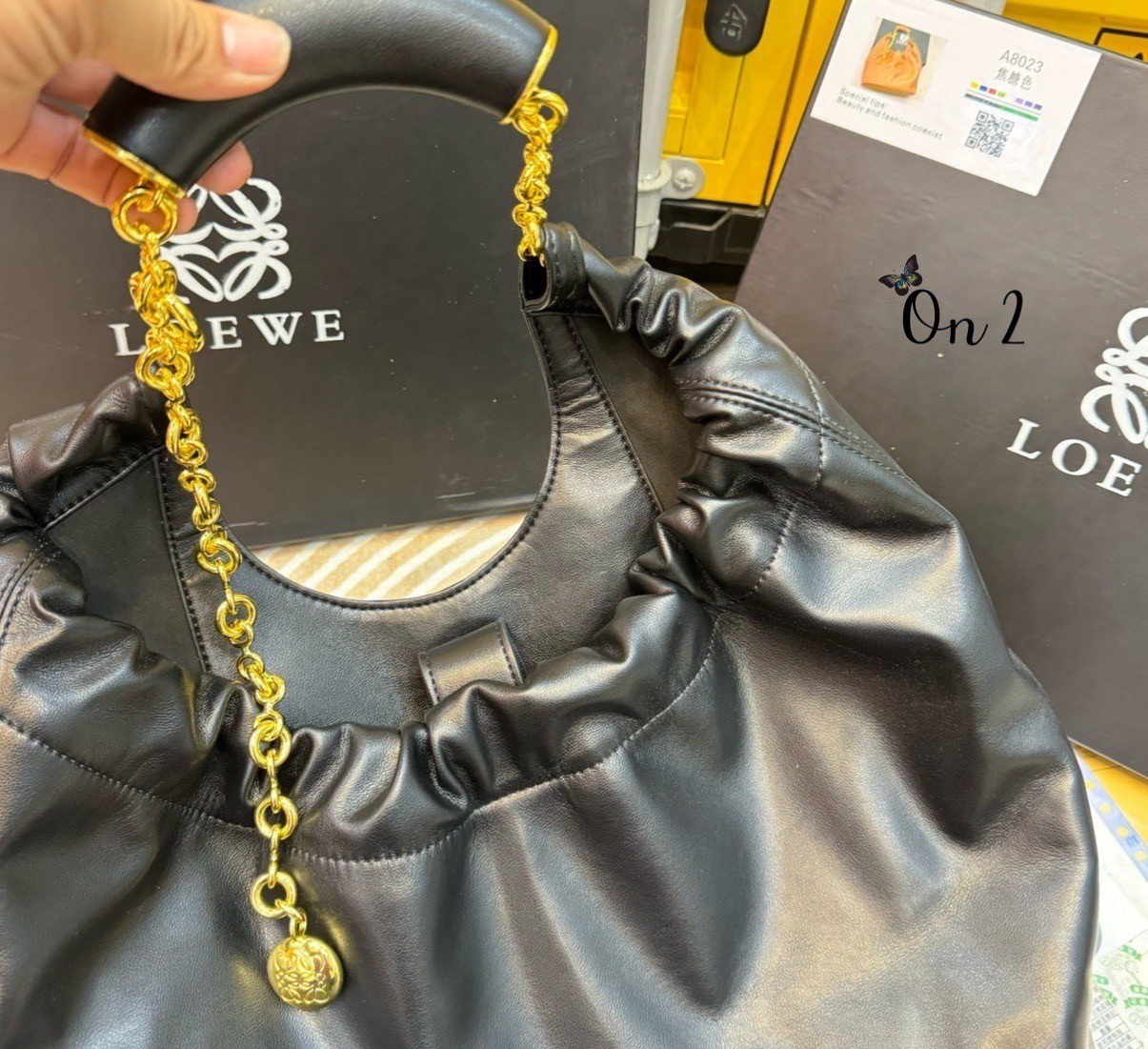 LOEWE Medium Squeeze bag in nappa กระเป๋าสะพายคอลใหม่ ดีไซน์เก๋เรียบหรูงานสวยทั้งภายนอกและภายใน ขึ้นแบบจากงานจริง เป๊ะสุด ปั้มทุกจุด งานจริงสวยทุกมุมเป๊ะปังมากค่ะ
