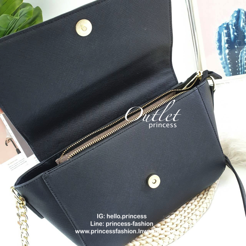 Michael Kors Crossbody Bag กระเป๋าสะพายแบบ crossbody หนังลาย saffiano เปิดปิดด้วยซิปแบรนด์ อะไหล่ทอง ด้านหน้าประดับโลโก้ โลหะแบรนด์ ด้านในบุผ้าแบรนด์สวยหรู น้ำหนักเบา มีช่องซิปใส่ของจุกจิกและช่องใส่มือถือ มาพร้อมสายสะพายยาวโซ่ทอง+หนัง ปรับได้หลายระดับ ขนา