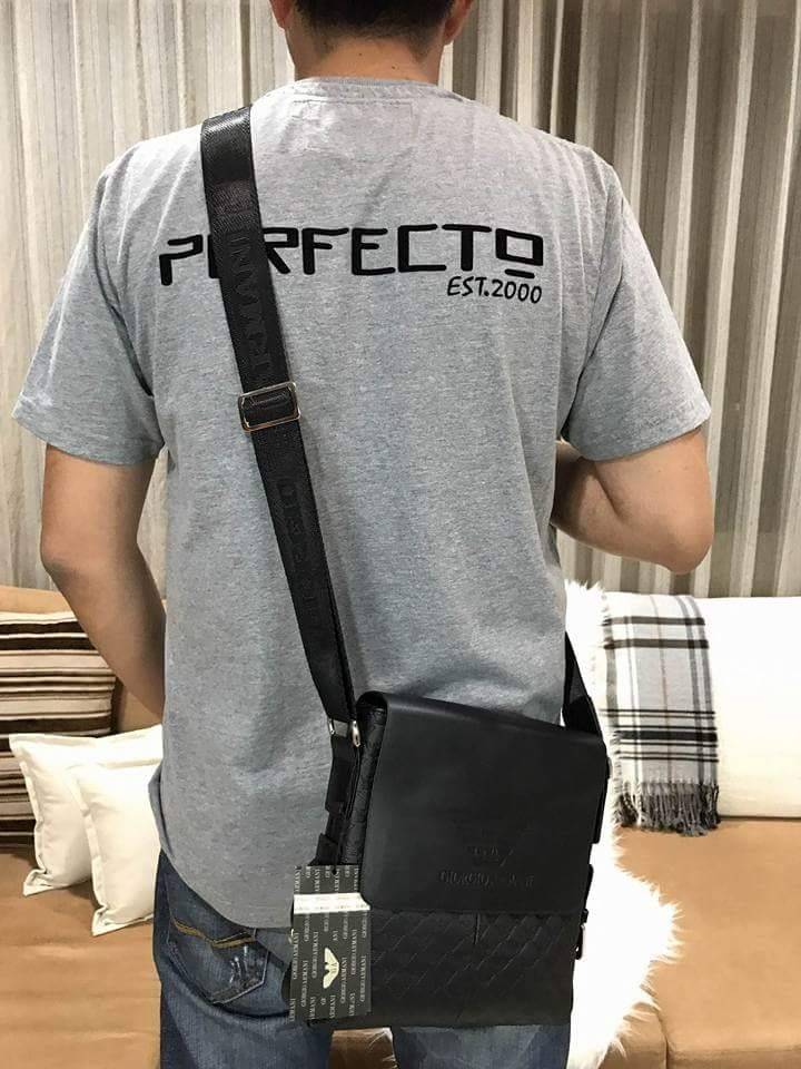 GIORGIO ARMANI CROSSBODY BAG Limited Edition จาก GIORGIO ARMANI JEANS เปิดปิดด้วยฝาปิดแม่เหล็กพร้อมซิปสะดวกใช้ ด้านหน้า ปั๊มโลโก้ และมีช่องใส่ของ ด้านหลังมีช่องซิป ขนาด กำลังดี น้ำหนักเบา กันน้ำ ใส่ ipad, กระเป๋าสตางค์ใบยาว, กล้อง, มือถือ และของใช้ได้เยอะ