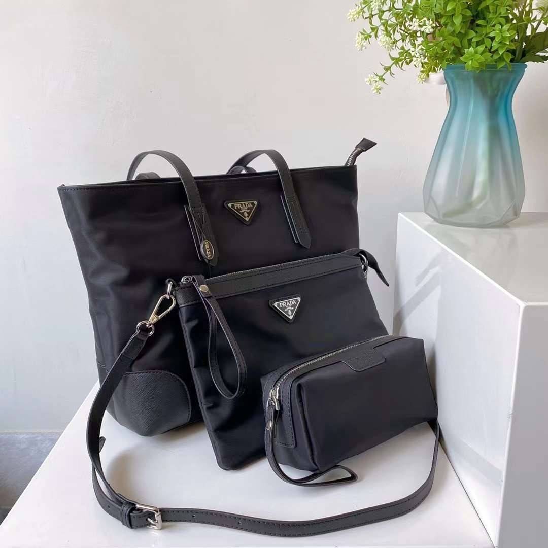 ซื้อ1ได้ถึง3 เซทสุดคุ้ม! SET PRADA TOTE BAG / PRADA SHOPPING BAG กระเป๋าเดินทางขนาดใหญ่ วัสดุ Nylon กันน้ำ อะไหล่เงิน ถือหรือสะพายไหล่ได้ น้ำหนักเบาจุของได้เยอะ เดินทางต่างจังหวัดได้สบายๆ