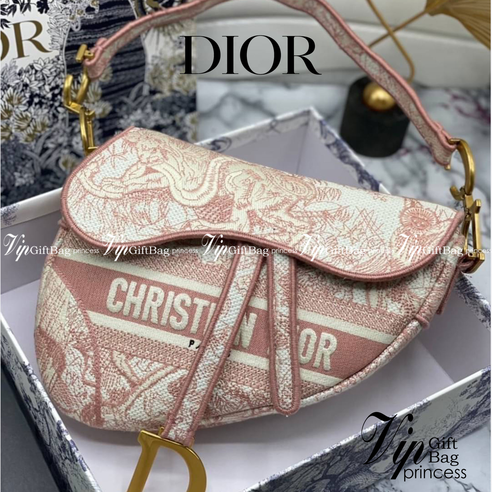 หนังแท้ DIOR SADDLE BAG Toile de Jouy Embroidery กระเป๋ารุ่นยอดนิยมตามแบบฉบับแบรนด์ พร้อมส่งที่ไทย เกรดออริจินอลหนังแท้ ภาพสินค้าถ่ายจากงานขายจริง ใช้งานต่างประเทศได้ค่ะ