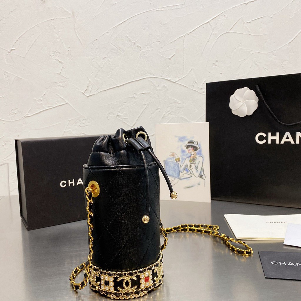 VIP 】CHANEL mini bucket bag น้องคนสวยมาใหม่จ้า รุ่นใหม่กริ๊บ!!ละมุนคุณหนูต้องมาแล้วแหละ กระเป๋าทรงถังไซส์มินิ ใช้งานง่ายด้วยการรูดหนังปิดรอบปากกระเป๋า ทุกอย่างลงตัวที่สุด!! น่ารักมากๆ หนังลายคลาสสิคแต่งมุกอะไหล่ทองขอบล่าง เปิดแบบหูรูด มาพร้อมสายสะพายนาวคร