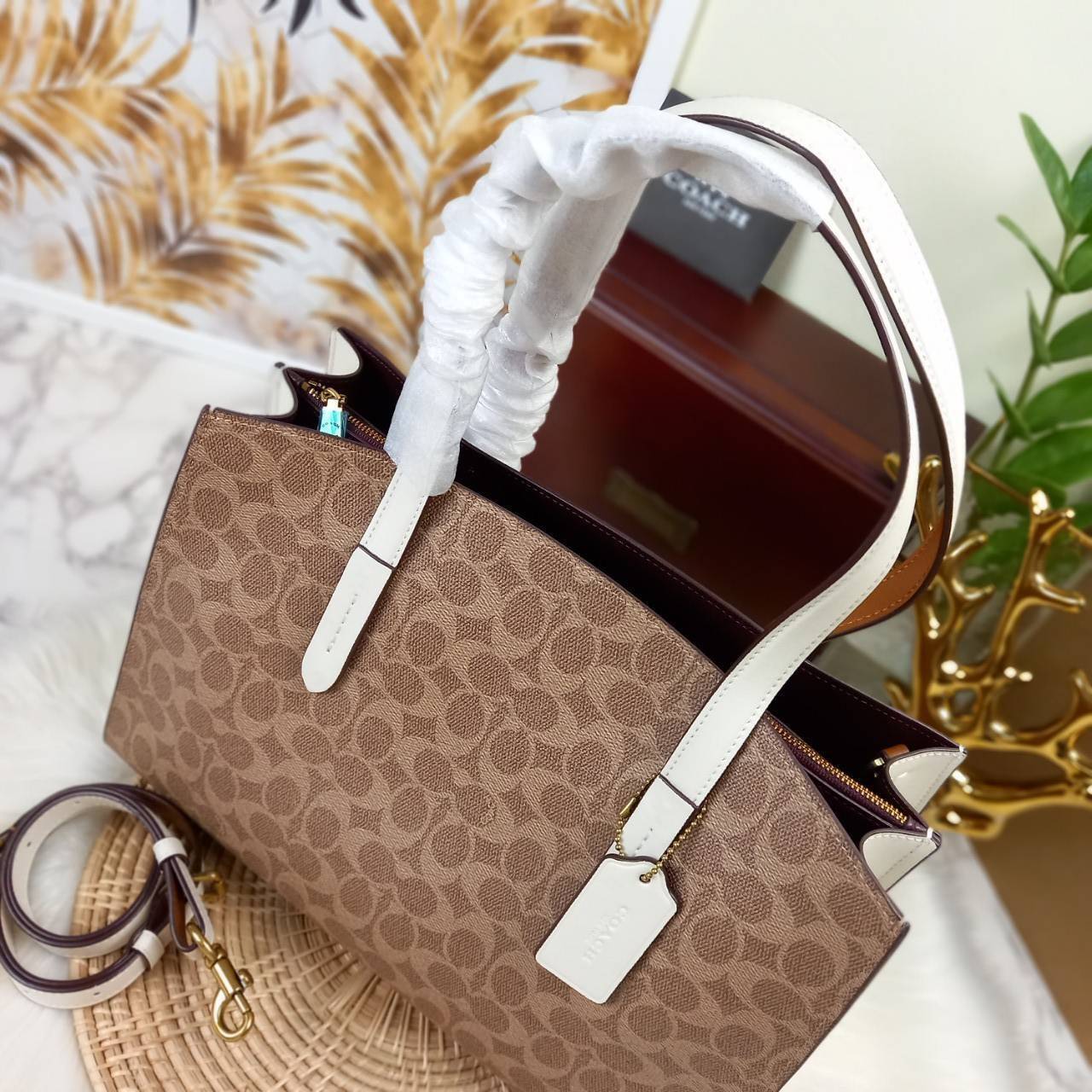 COACH CHARLIE CARRYALL IN SIGNATURE CANVAS (31210) ðšāđāļĢāļĩāļĒāļāļŦāļĢāļđ āļāļĨāļēāļŠāļŠāļīāļ//āļāļĢāļ°āđāļāđāļēāļāļ·āļ āļāļĢāļ°āđāļāđāļēāļŠāļ°āļāļēāļĒ āļāļĢāļ TOTE āļŠāļļāļāļŦāļĢāļđāļŦāļĢāļē āļāļĩāđāļāļāđāđāļāđ āđāļĄāđāļāļģāđāļ// āļ§āļąāļŠāļāļļāđāļāļāļ§āļēāļŠ āļāļŠāļĄāļŦāļāļąāļāđāļāđāļāļļāļāļ āļēāļāđāļĒāļĩāđāļĒāļĄ āļĢāļđāļāļāļĢāļāđāļāļāđāļāđāļ āļĨāļēāļĒ SIGNATURE āļŠāļ§āļĒāļĄāļēāļ// āļāđāļēāļāđāļāļĄāļĩ 2 āļāđāļāļāđāļĨāđāļāļāļ§āđāļēāļ āđāļĨāļ°āļāļĩāļ 1 āļāđāļāļāļāļīāļāļ