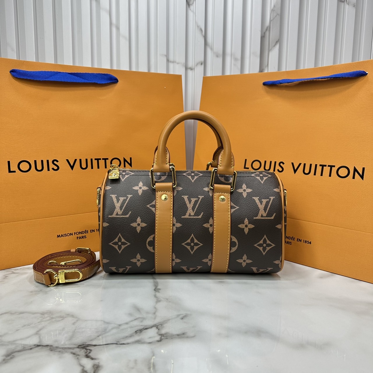LV Keepall Bandoulière 25 Bag Monogram Canvas กระเป๋าสะพายทรงหมอนวินเทจสุดคลาสสิค ดีเทลเป็นเอกลักษณ์ เรียบหรู