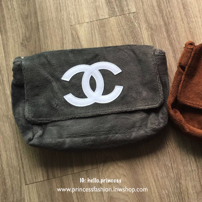 Chanel Beaute Crossbody Bag กระเป๋าสะพาย VIP. GIFT ของแท้ จาก Chanel Cosmetic วัสดุขนวูฟสีดำหนานุ่ม ตัดโลโก้แบรนด์หนังแก้วสวยโดดเด่น น้ำหนักเบา เปิดปิดด้วยฝาปิดกระดุมแม่เหล็ก ใบใหญ่กำลังดี ใส่ iPad, กระเป๋าสตางค์ใบยาว, และของจุกจิกได้เยอะ มาพร้อมสายยาวเลื