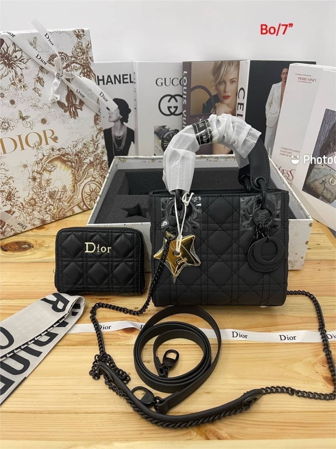 DIOR SET BAG / DIOR CD LADY BAG / CD LIMITED EDITION GIFT BOX WITH GOLD STAR BOUTIQUE SET พร้อมเสิร์ฟครบชุด น่ารักมากค่ะ ดีไซน์เรียบง่าย แต่แฝงไปด้วยความหรูหรา ทรงกล่องคลาสสิค
