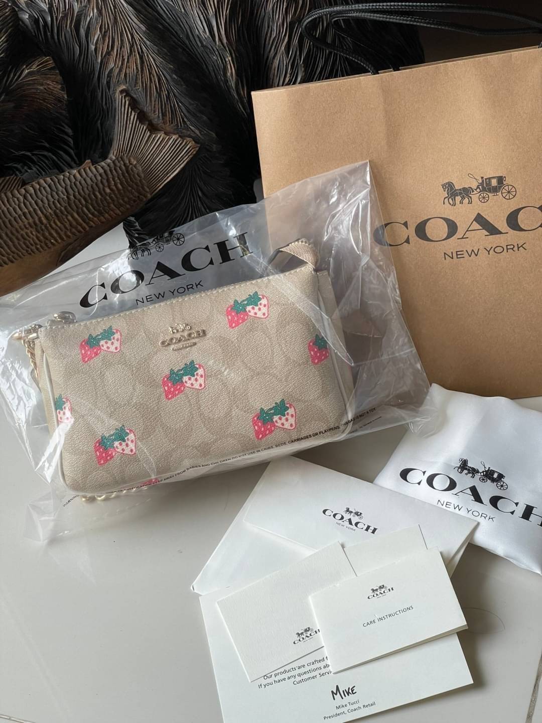 OUTLET 】Coach Signature Top Handle Coach Pouch with Strawberry, Watermelon, Ladybug พร้อมส่งที่ไทย เป็นอีกรุ่นหนึ่งที่ได้รับความนิยมในหมู่สาว ๆ ค่ะ นอกจากราคาจะไม่สูงแล้ว ยังมีรูปทรงที่น่าสนใจอีกด้วย กะทัดรัดแต่ใช้งานง่าย เหมาะกับทุกโอกาส สำหรับกระเป๋าคล้