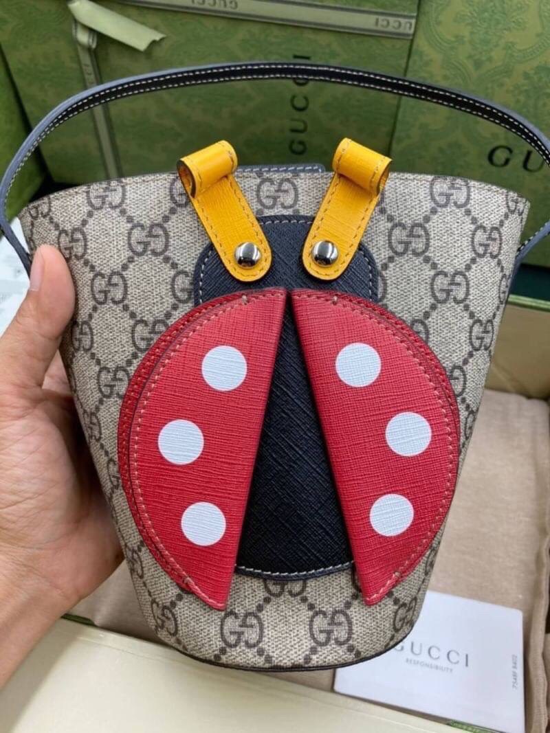 VIP GIFTbag 】 Gucci Mini Tote Bucket ladybug Bag กระเป๋าทรงถัง ลายน้องเต่าทองน่ารักๆ ถือยังไงก็สะดุดตา วัสดุหนังแท้ ภายในเป็นช่องโล่ง ใส่ของได้พอสมควร ใส่กระเป๋าสตางค์ เครื่องสำอางค์ มือถือได้ครบ มาพร้อมหูจับในตัว ไอเท็มนี้ลิมิเต็ดหายากแล้วน้า มาให้ตำแล้ว