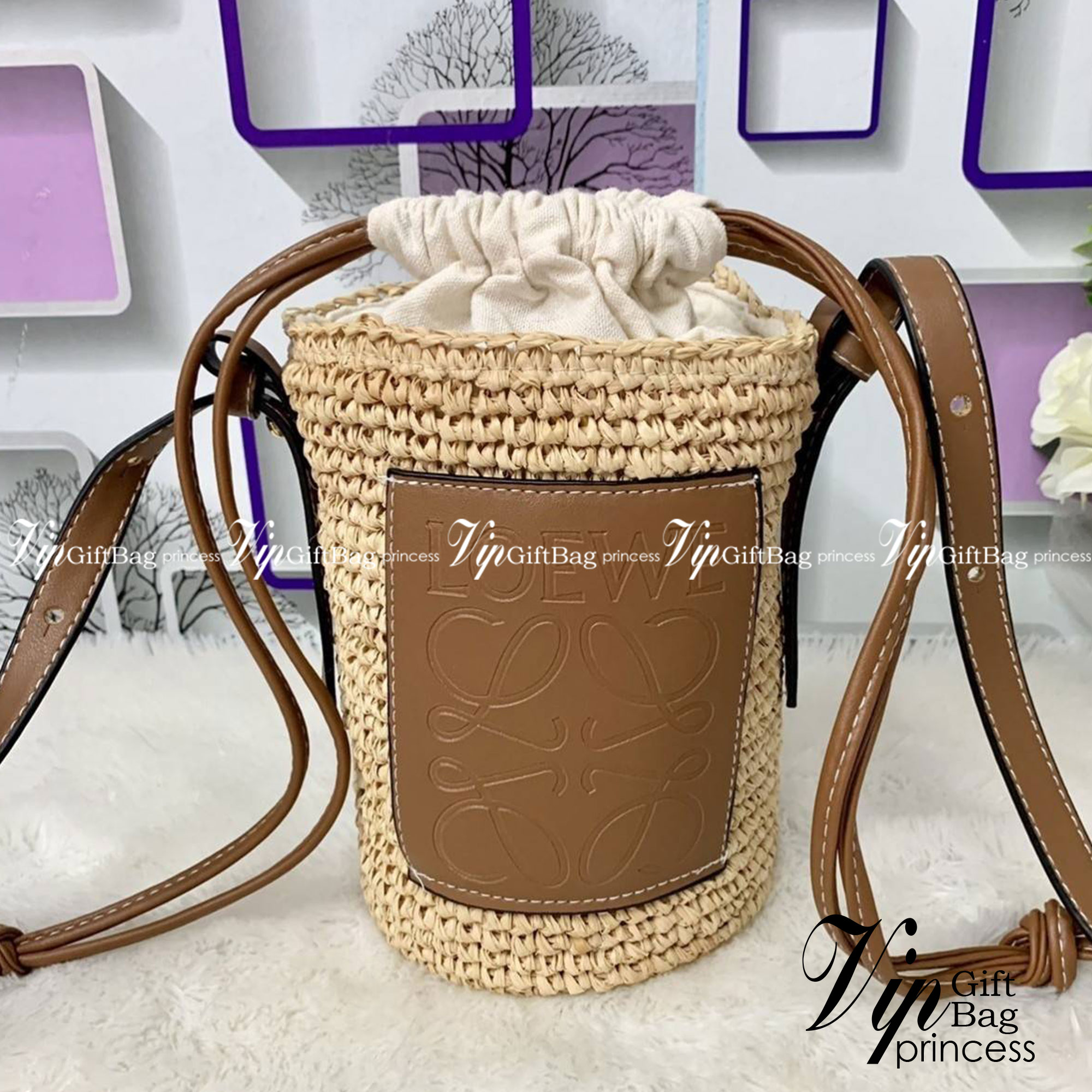 Loewe Bucket Bag / Loewe raffia and hemp bucket bag วัสดุ Textile Canvas & CalfSkin เป็นการนำวัสดุธรรมชาติมาสังเคราะห์หรือทอจนเป็นเนื้อเดียวกันคล้ายงานสาน มีความวินเทจในตัว น้ำหนักเบา ดูแลรักษาง่าย เหมาะกับยุคสมัยที่เข้ากับธรรมชาติและต้องการความคล่องตัว เ