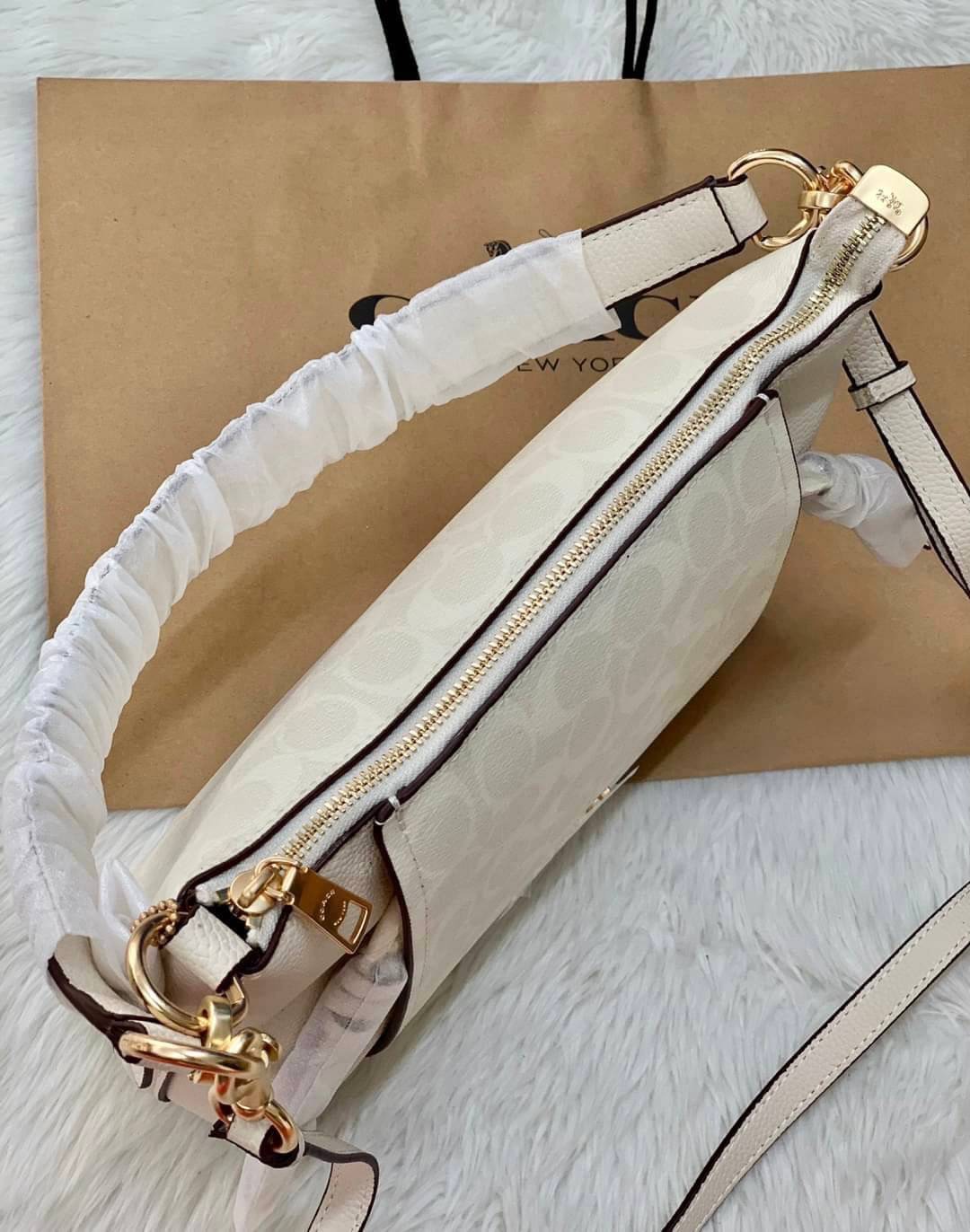 COACH SMALL MARLON SHOULDER BAG ((1600//1597)) 🌈พร้อมส่งที่ไทยอีกครั้ง ตามคำเรียกร้อง ห้ามพลาด! กระเป๋าหิ้ว//คล้องไหล่//สะพายข้างได้ หนังแท้ ทรงสวยมากค่ะ ด้านหน้ามีช่องซิปซ่อนแบบหนังห้อยให้2ช่อง ใส่ของจุกจิกค่ะ เปิดปิดกระเป๋าแบบซิป ภายในกว้างใส่ขอ