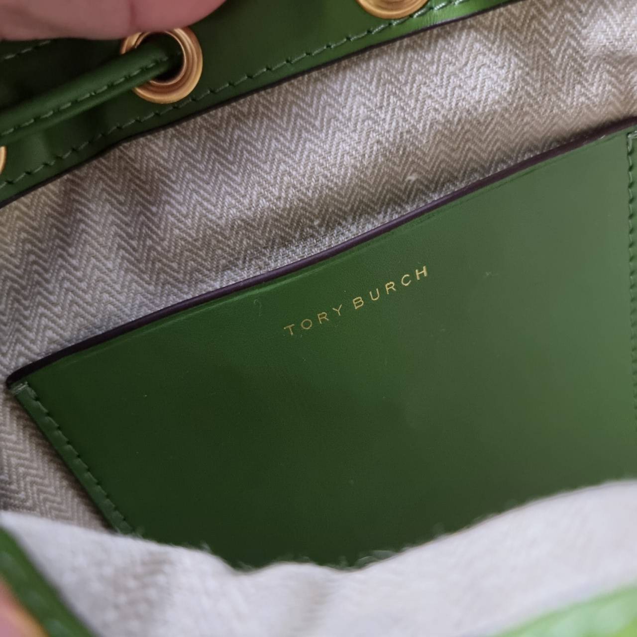 TORY BURCH T MONOGRAM STRAW BUCKET BAG NATURAL/SHISO 🌿สวยงามสะดุดตามากๆค่ะ จัดหนักกันไปเลยจ้า กับรุ่นที่สาวๆรอคอย พร้อมเสิร์ฟความสวยให้ถึงบ้านแล้วน้า กระเป๋าบัคเก็ตทรงยอดนิยม ดีไซน์ใหม่ล่าสุด ยูนีคไม่เหมือนใคร ลายสานเต็มใบพร้อมปักโลโก้เอกลักษณ์สีเ