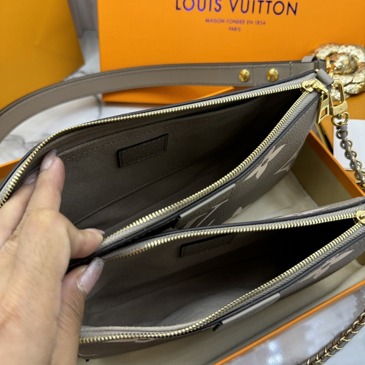 LV Multi Pochette Accessoires Bag กระเป๋าทรงพอช รุ่นใหม่ล่าสุด งานหนังแท้ สวยงามเลอค่า ตามแบบฉบับแบรนด์ ปั้มลายคมชัด มาเป็นเซ็ท 2 ใบ ใช้งานง่าย