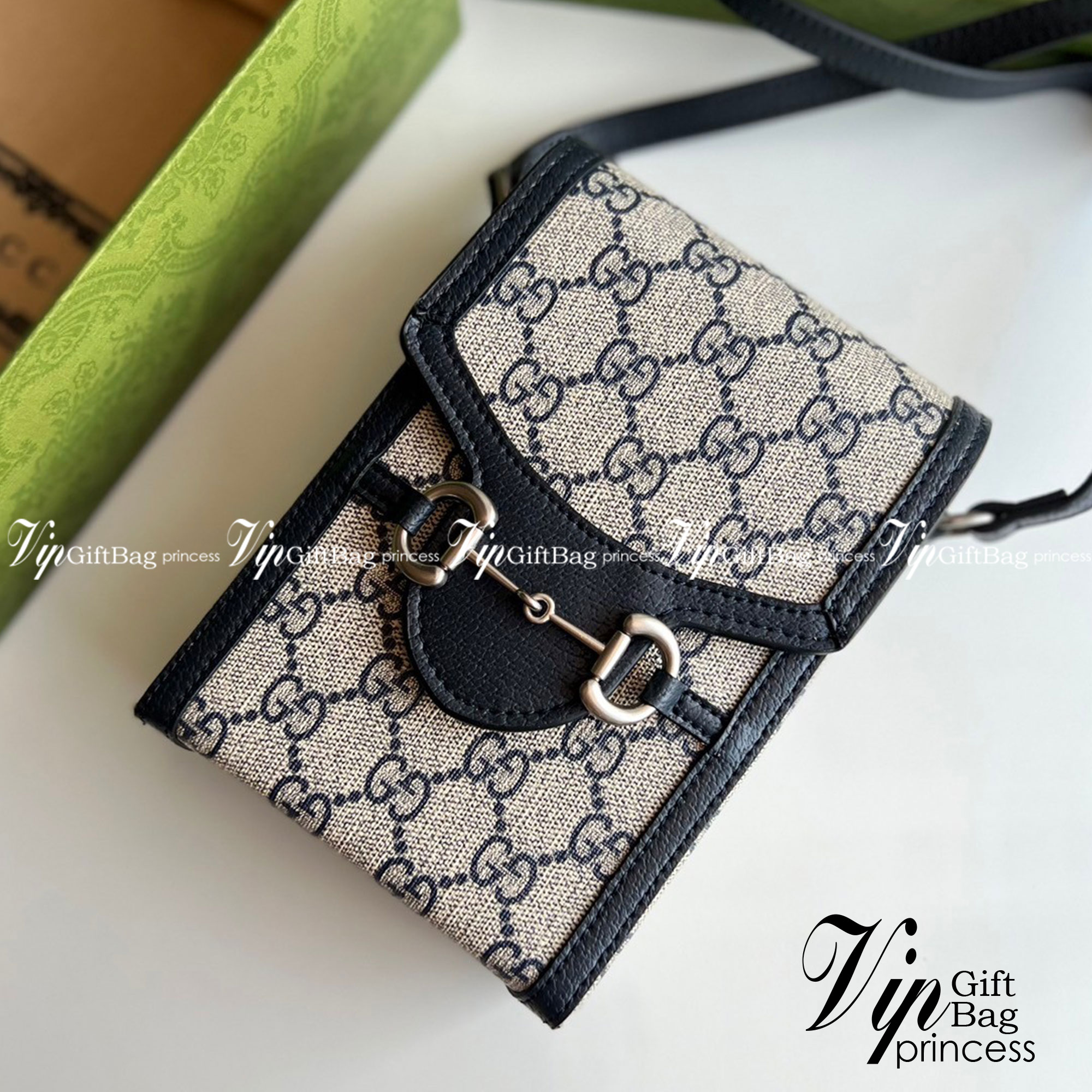 Gucci Horsebit 1955 mini bag / Gucci Phone Bag ออริจินอล รุ่นยอดฮิต ไซส์มินิ ที่ใครๆก็ต้องรู้จัก!! กับกระเป๋าขนาดมินิในรูปแบบผ้าแจ็คการ์ดสีขาวงาช้างและน้ำเงิน ได้รับแรงบันดาลใจมาจากดีไซน์ดั้งเดิม ซึ่งแอคเซสเซอรี่นี้โดดเด่นด้วยรายละเอียดดั้งเดิมที่ทันสมัยโ