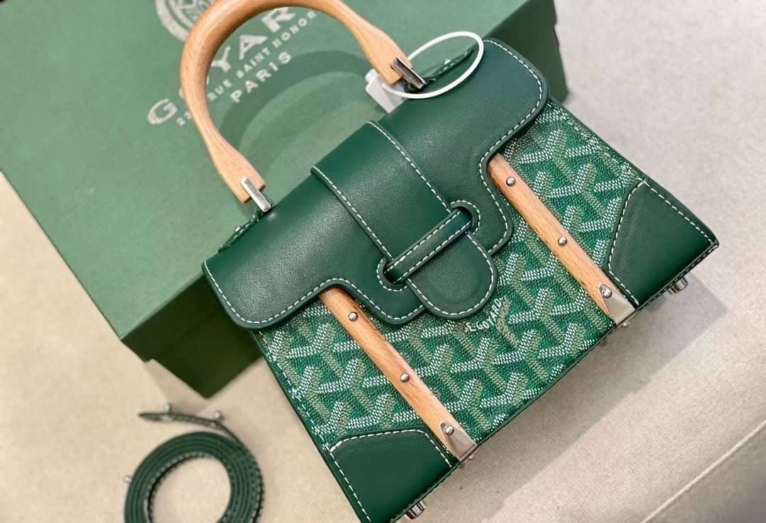 GOYARD Saigon Structure Mini Bag คุ้มค่าและ exclusive ที่สุดกระเป๋าทรงโท้ทไซส์มินิ ดีไซน์ล้ำ โดดเด่นด้วยรูปทรงและมือจับไม้สังเคราะห์ ที่ไม่เหมือนใคร และเพิ่มลูกเล่นด้วยสายคาด ใช้งานได้ทุกสถานการณ์ หยิบใช้วันไหนๆ ก็ตอบโจทย์ได้หมดน้า