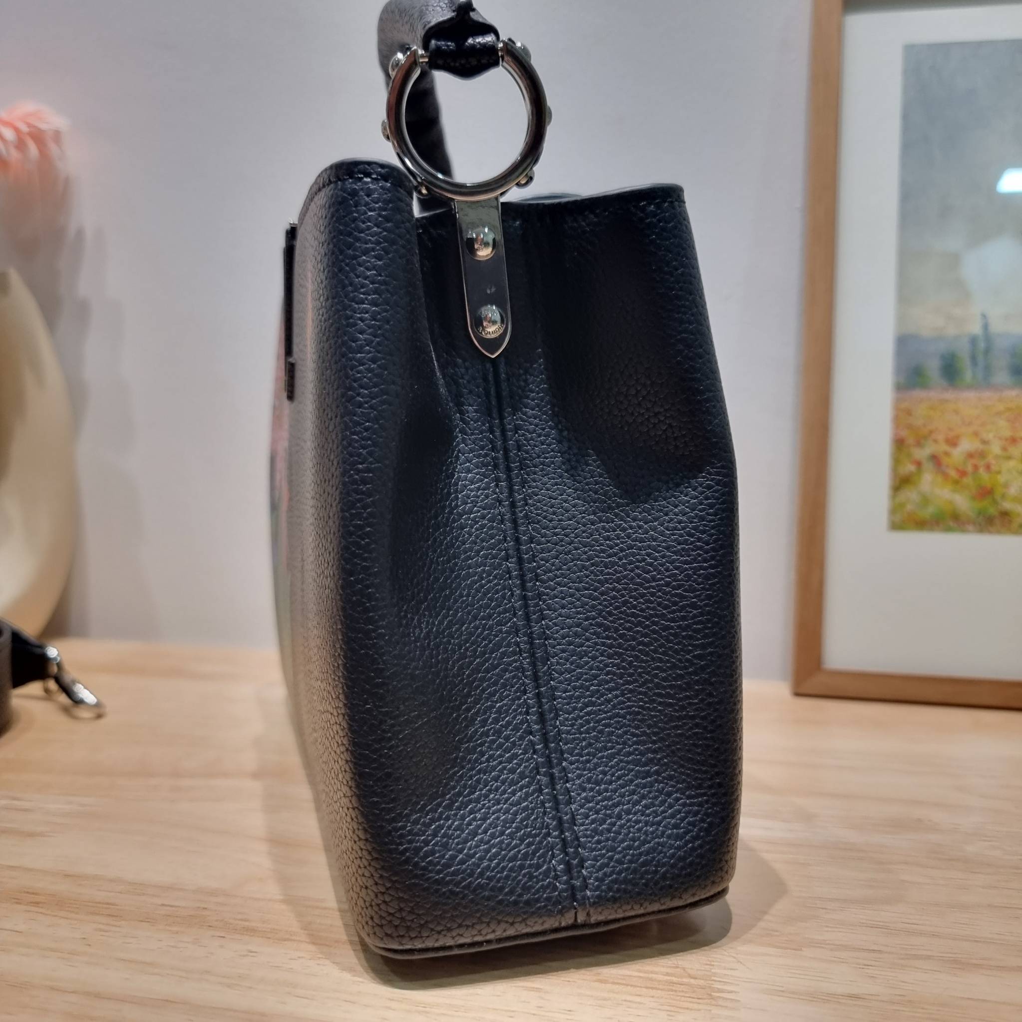 LV x YK Capucines BB / LV Bag พร้อมส่ง กระเป๋าถือสุดหรู ดีไซน์ทรงคลาสสิค ดีงามม้ากกกก!! มาพร้อมหูจับในตัว ด้วยรูปทรงวินเทจ งานปั้มสวยเป๊ะปังตามรูป **รอบนี้จัดราคาพิเศษสุดคุ้ม งานสวยเกินราคาค่ะ